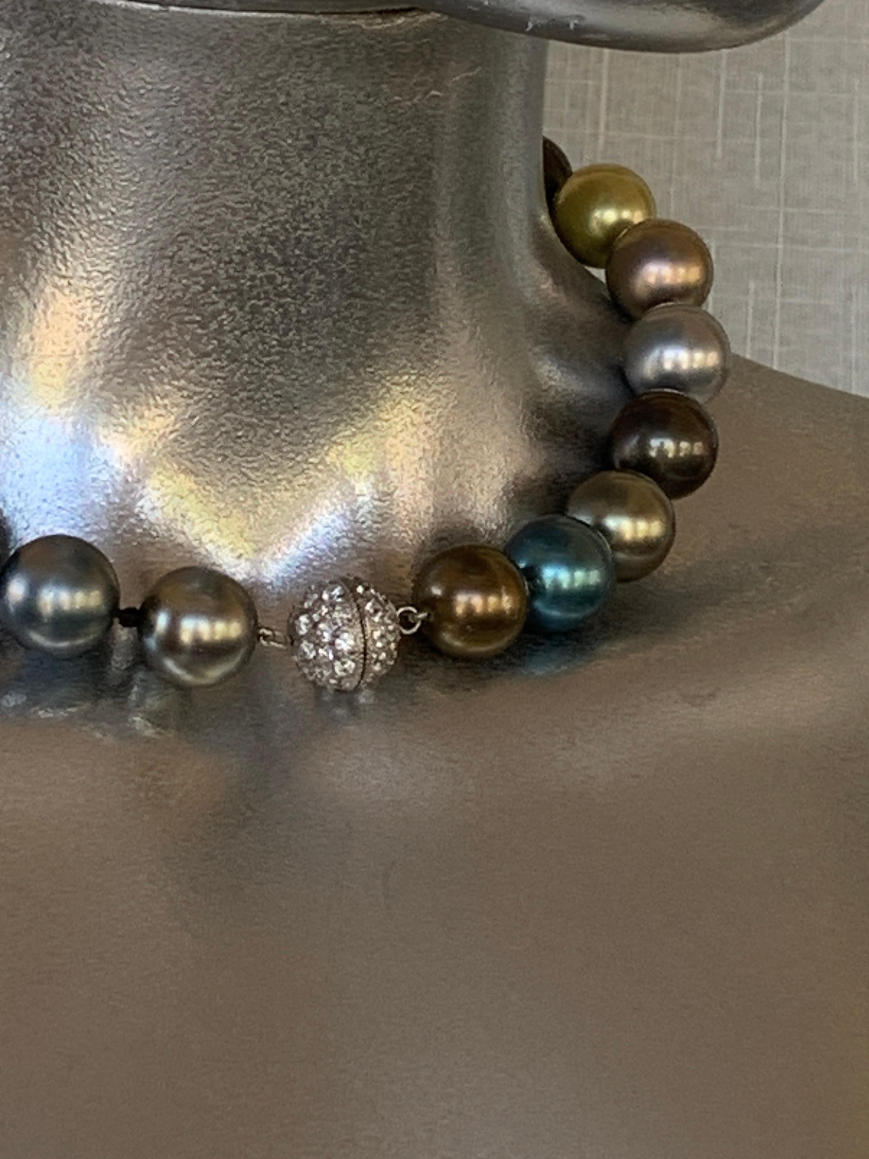 Blue Green Bronze Silver Glamorous Faux Pearl Necklae w/ Pavé Rhinestones In Good Condition In Palm Springs, CA