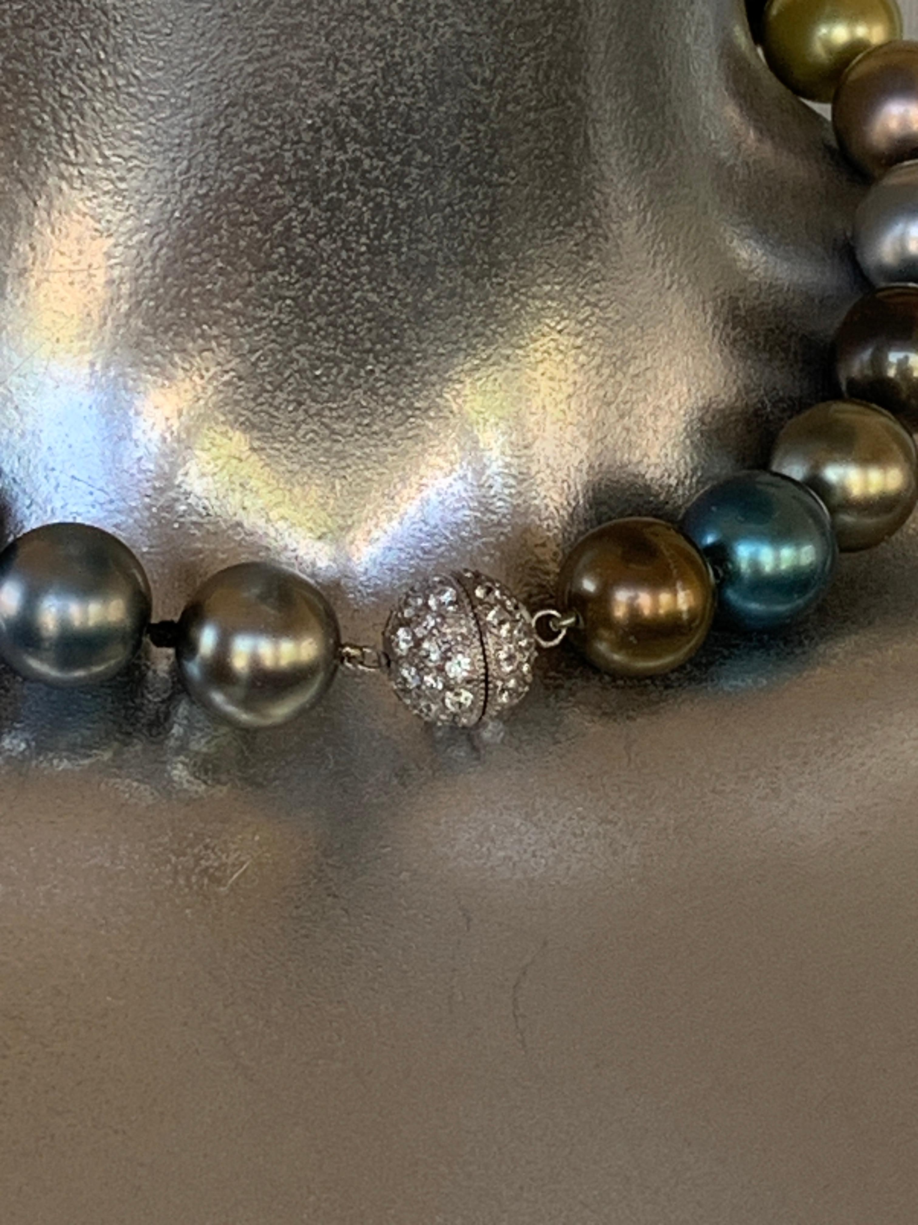 Blau-Grün-Bronze-Silber Glamouröses Kunstperlenhalsband mit Pavé-Strasssteinen im Angebot 2