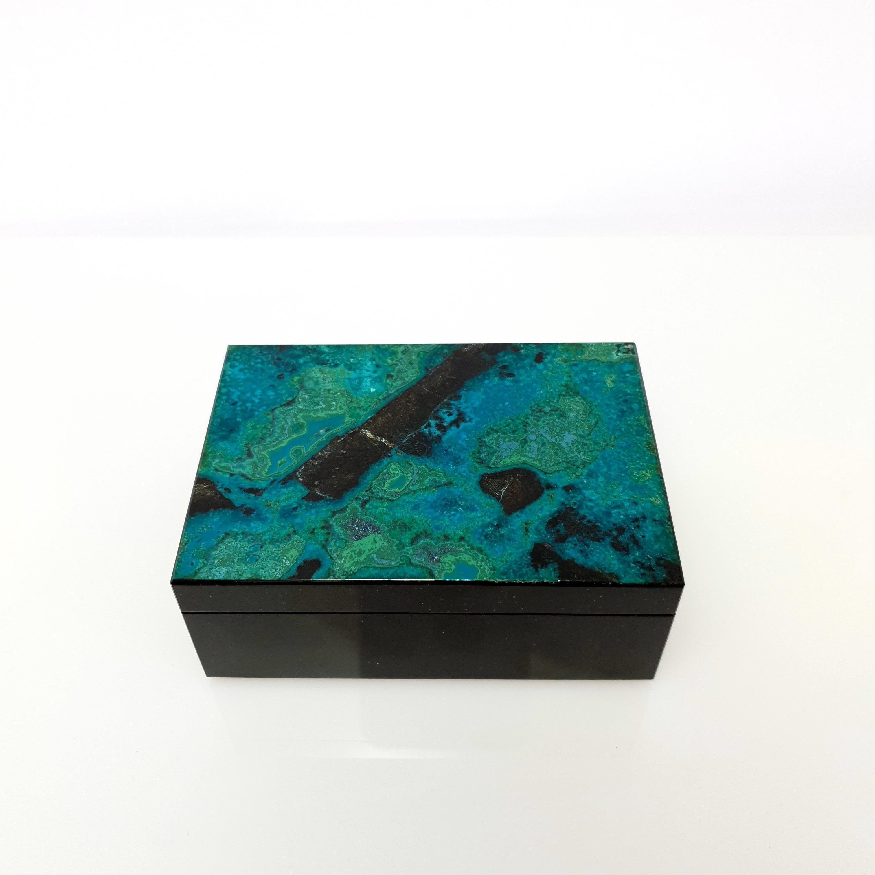 Eine handgefertigte natürliche blau-grüne Chrysokoll & Malachit dekorative Schmuck-Box.
Das Muster sieht aus wie ein kunstvolles Gemälde der Natur.
Es ist zu betonen, dass die Deckplatte aus einem Stück und nicht aus mehreren Mosaiken