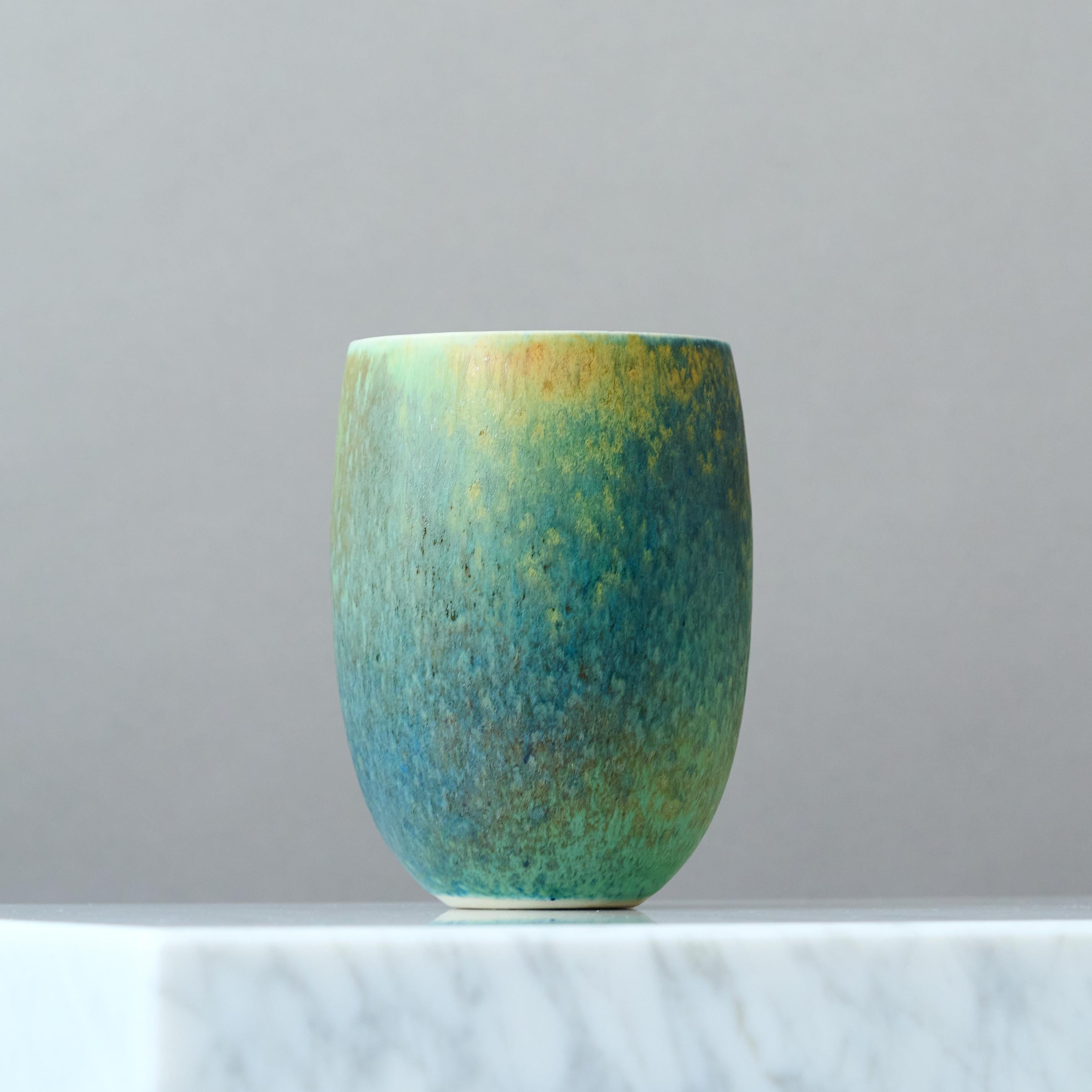Un bellissimo vaso in gres a doppia parete con un'incredibile smaltatura.
Realizzato dal famoso ceramista svedese Kaj Fogelberg nel suo studio di Skåne, Svezia, negli anni '90.

Condizioni eccellenti.
Firmato 'Fogelberg'.

Kaj Fogelberg, nato nel
