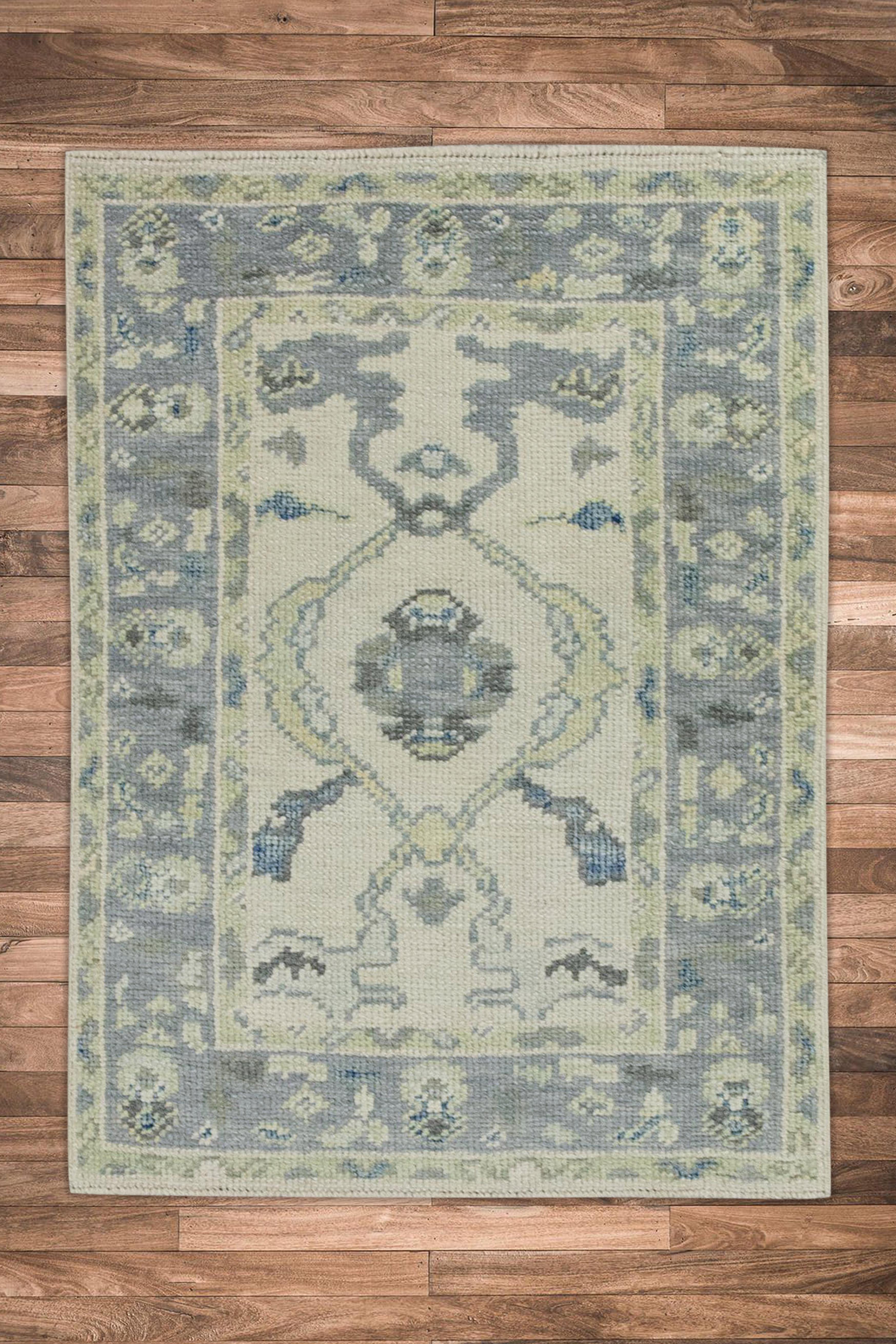 Handgewebter türkischer Oushak-Teppich aus Wolle in Blau & Grün mit Blumenmuster 2'1