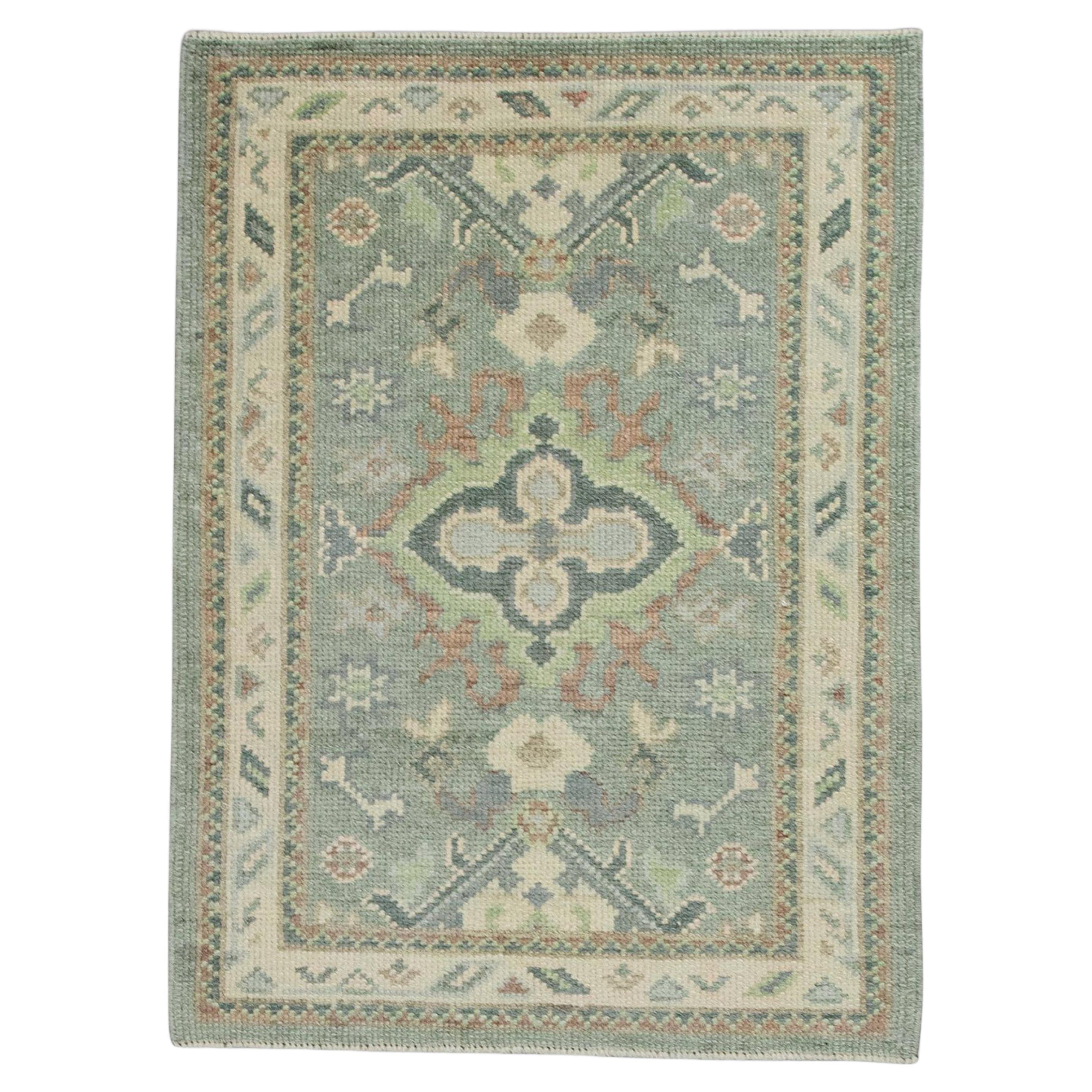 Tapis turc Oushak en laine tissé à la main à motifs floraux bleus et verts - 2'3" x 3'