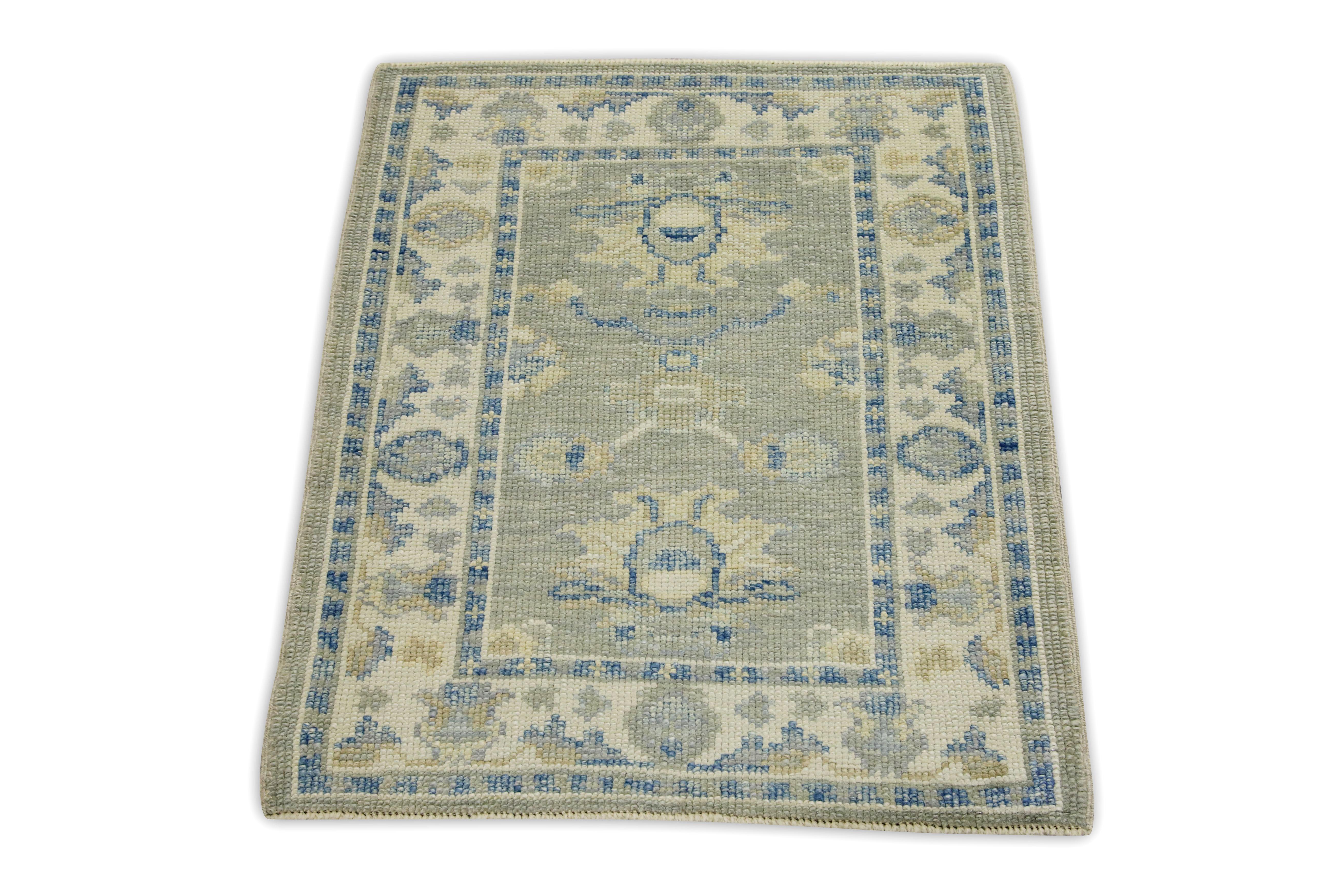 Alfombra turca Oushak de lana tejida a mano con diseño floral azul y verde 2'4