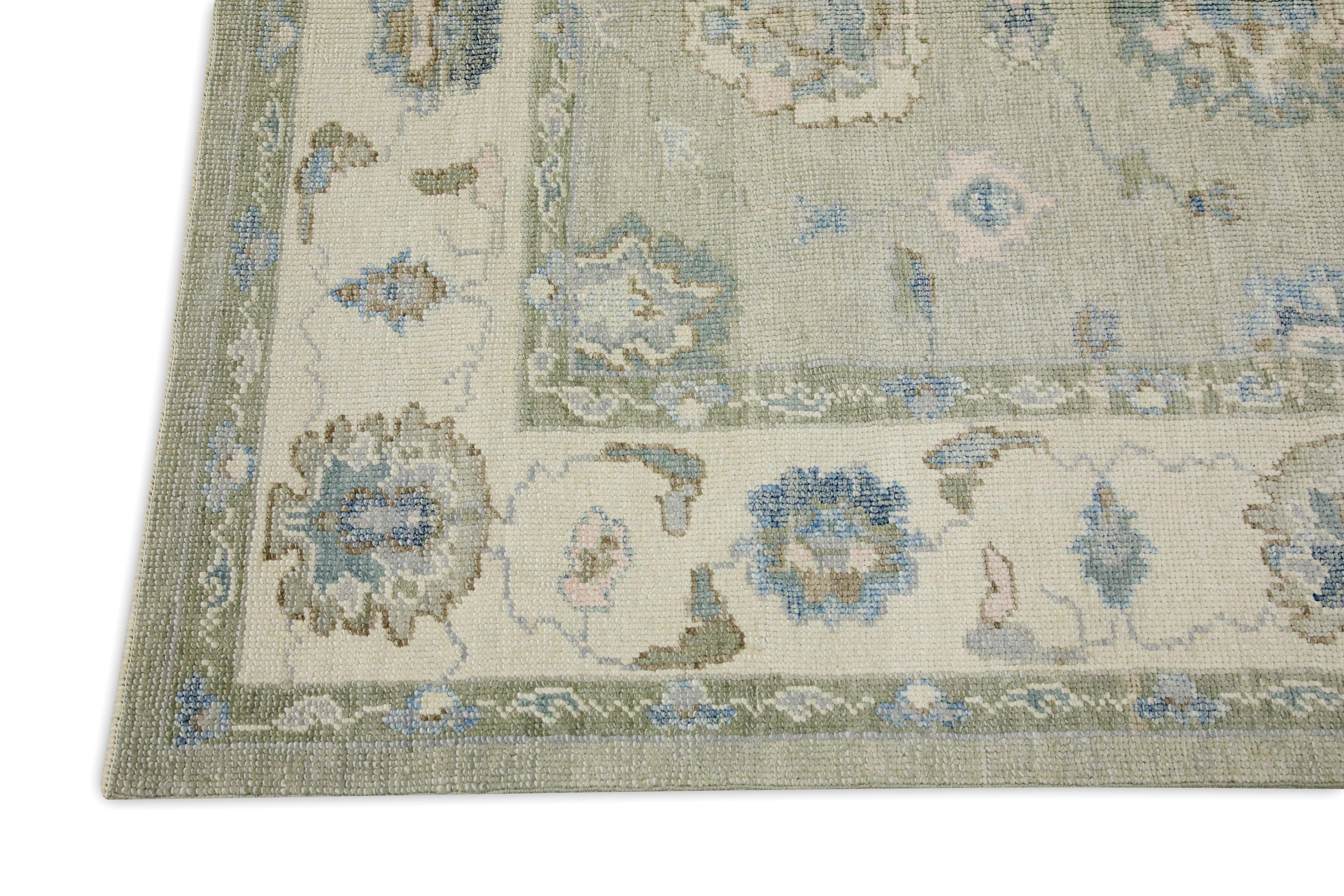Handgewebter türkischer Oushak-Teppich aus Wolle in Blau & Grün mit Blumenmuster 4'11
