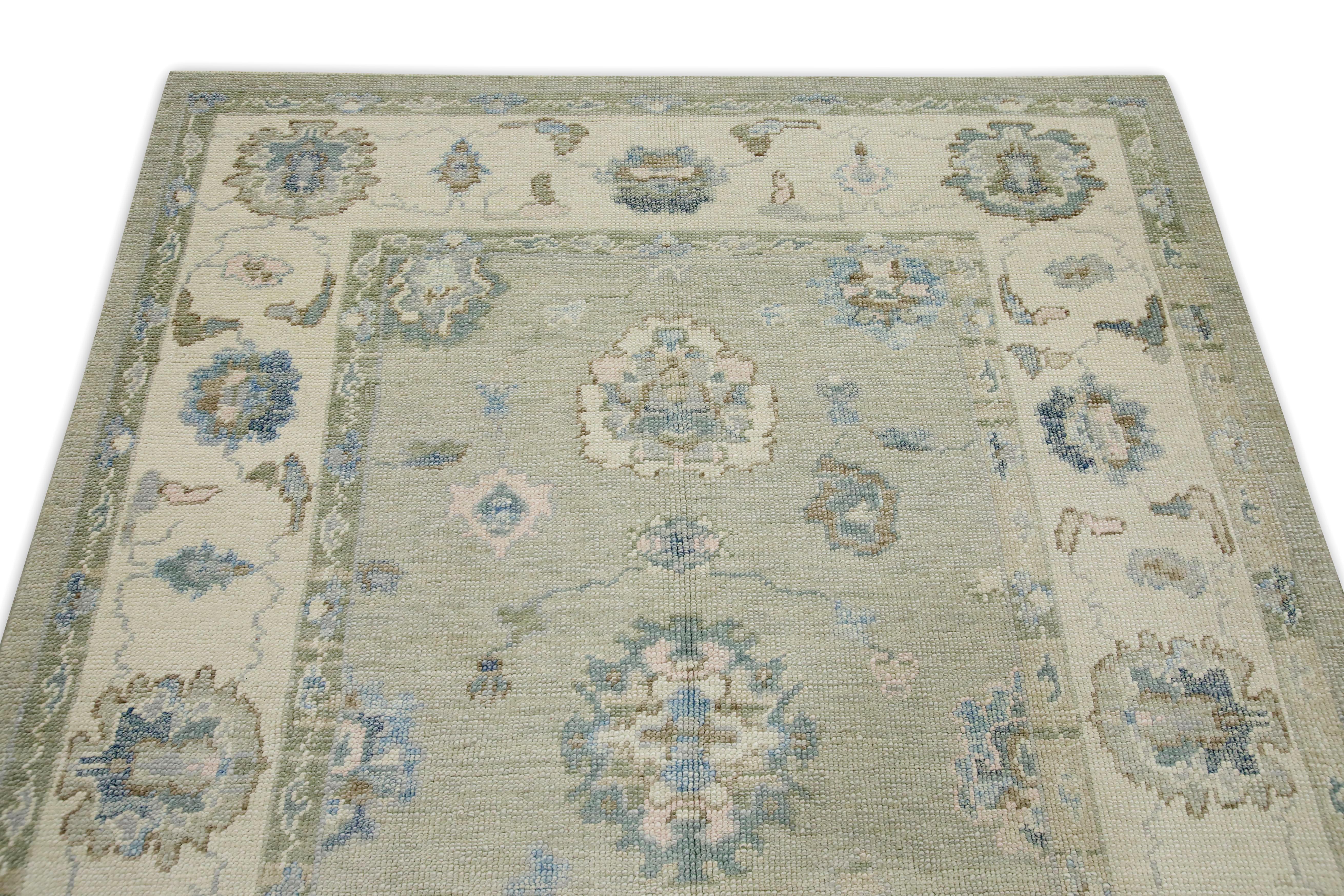 Handgewebter türkischer Oushak-Teppich aus Wolle in Blau & Grün mit Blumenmuster 4'11
