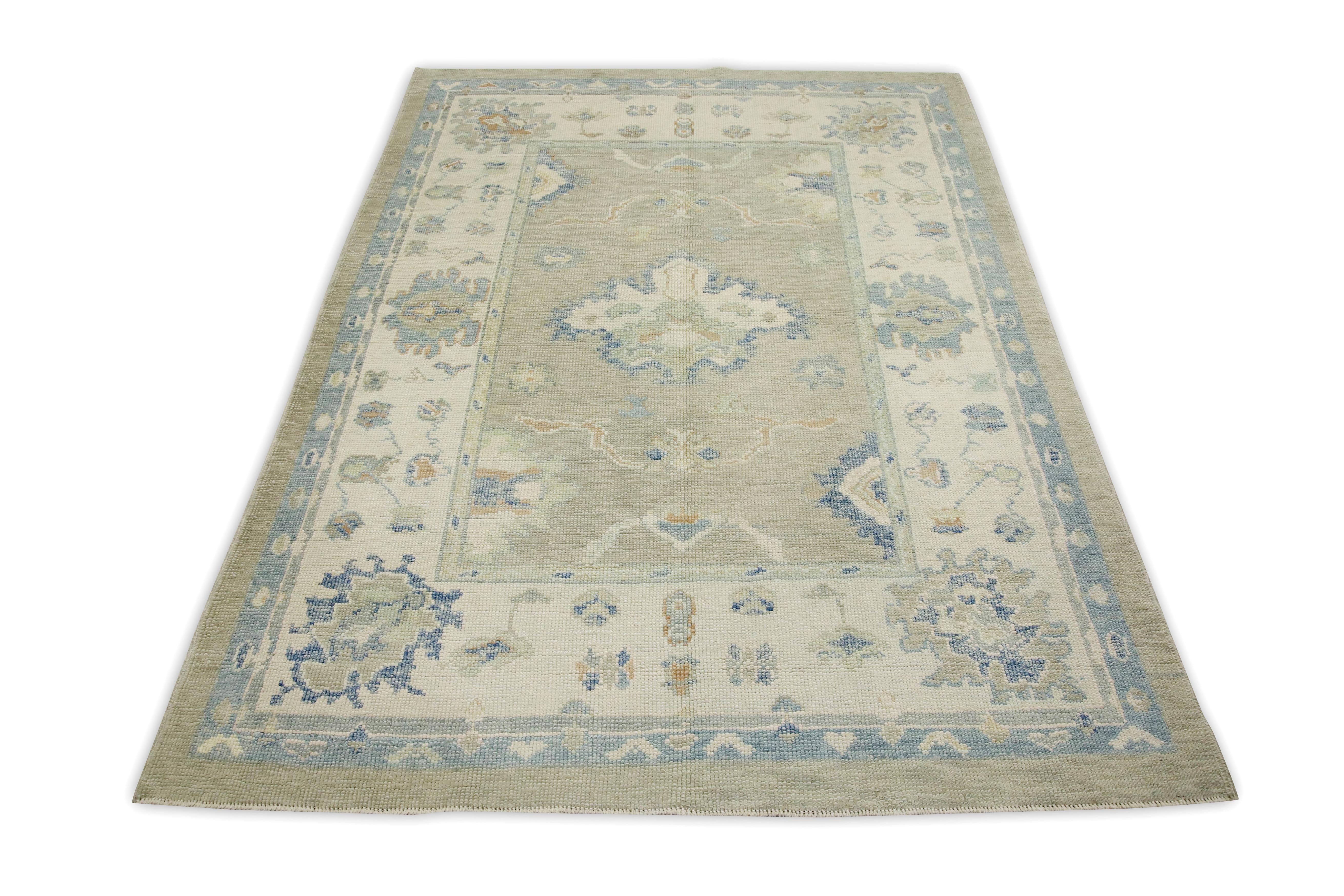 Handgewebter türkischer Oushak-Teppich aus Wolle in Blau & Grün mit Blumenmuster 5'1