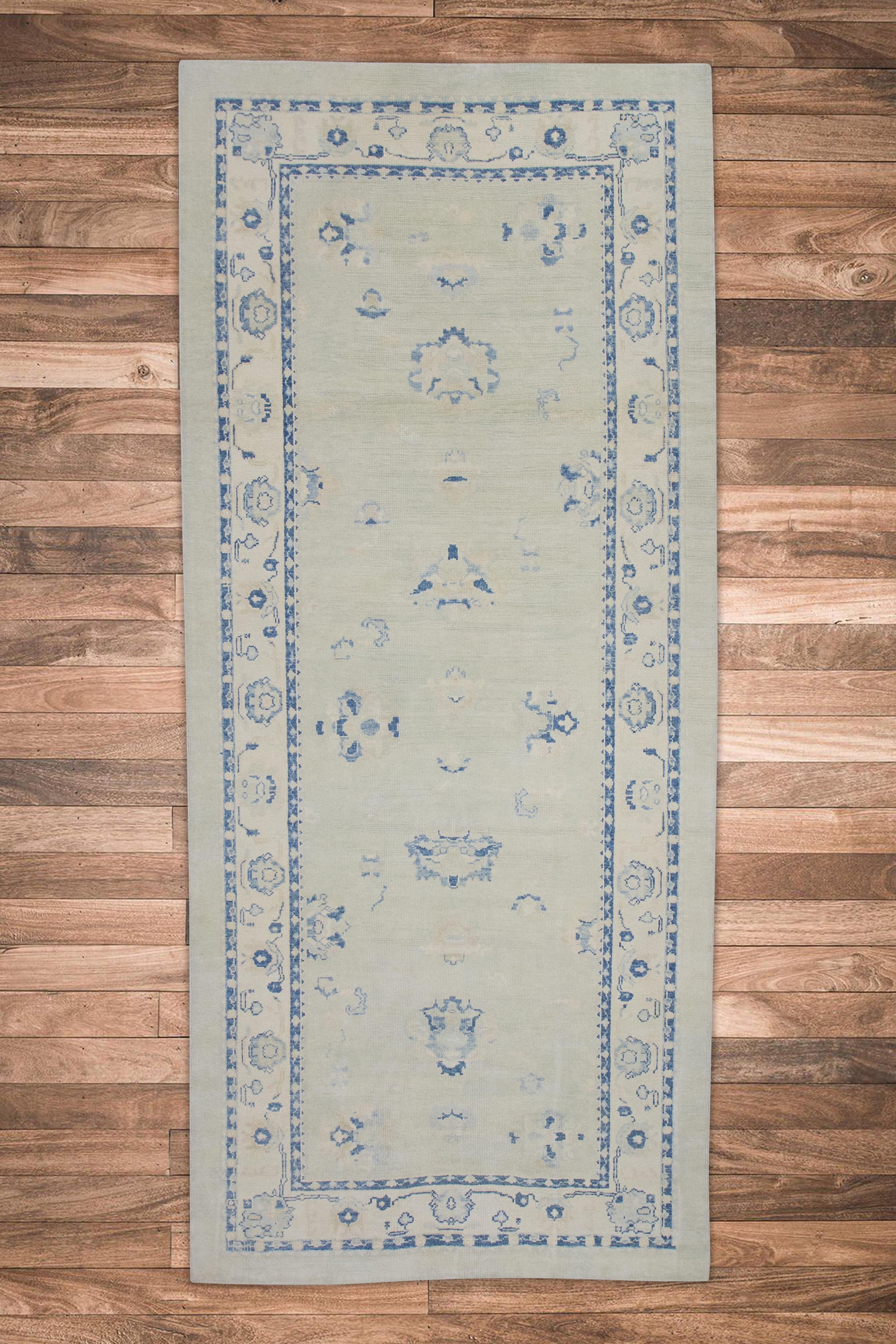 XXI secolo e contemporaneo Runner Oushak turco in lana intrecciata a mano con disegni floreali blu e verdi 6'5