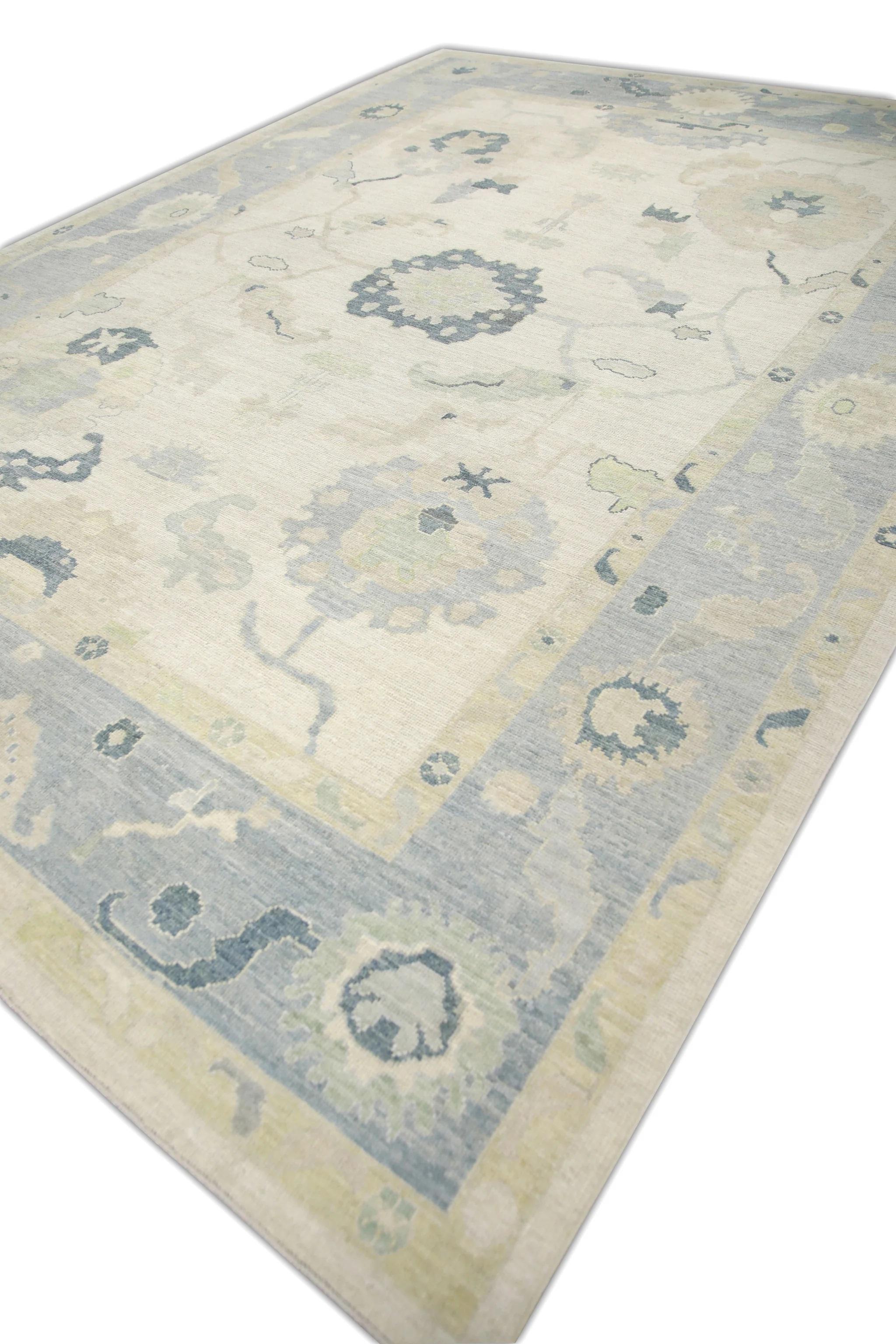 Trasforma la tua casa con l'eleganza senza tempo di questo tappeto in lana Oushak turca fatto a mano con motivi floreali blu e verdi, che misura 10'10