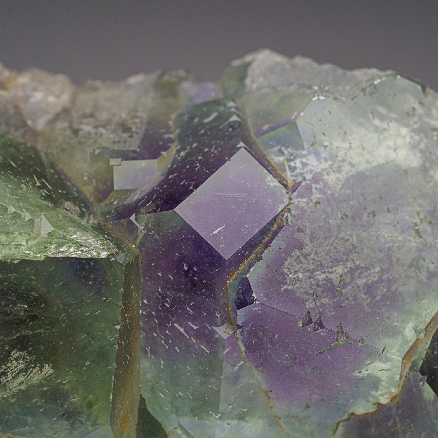 Dalla miniera di Yaogangxian, monti Nanling, provincia di Hunan, Cina

Ammasso trasparente di cristalli di fluorite blu verde chiaro con superfici cristalline vitree e nucleo verde gemmato con zonazione fantasma blu intorno alle terminazioni dei