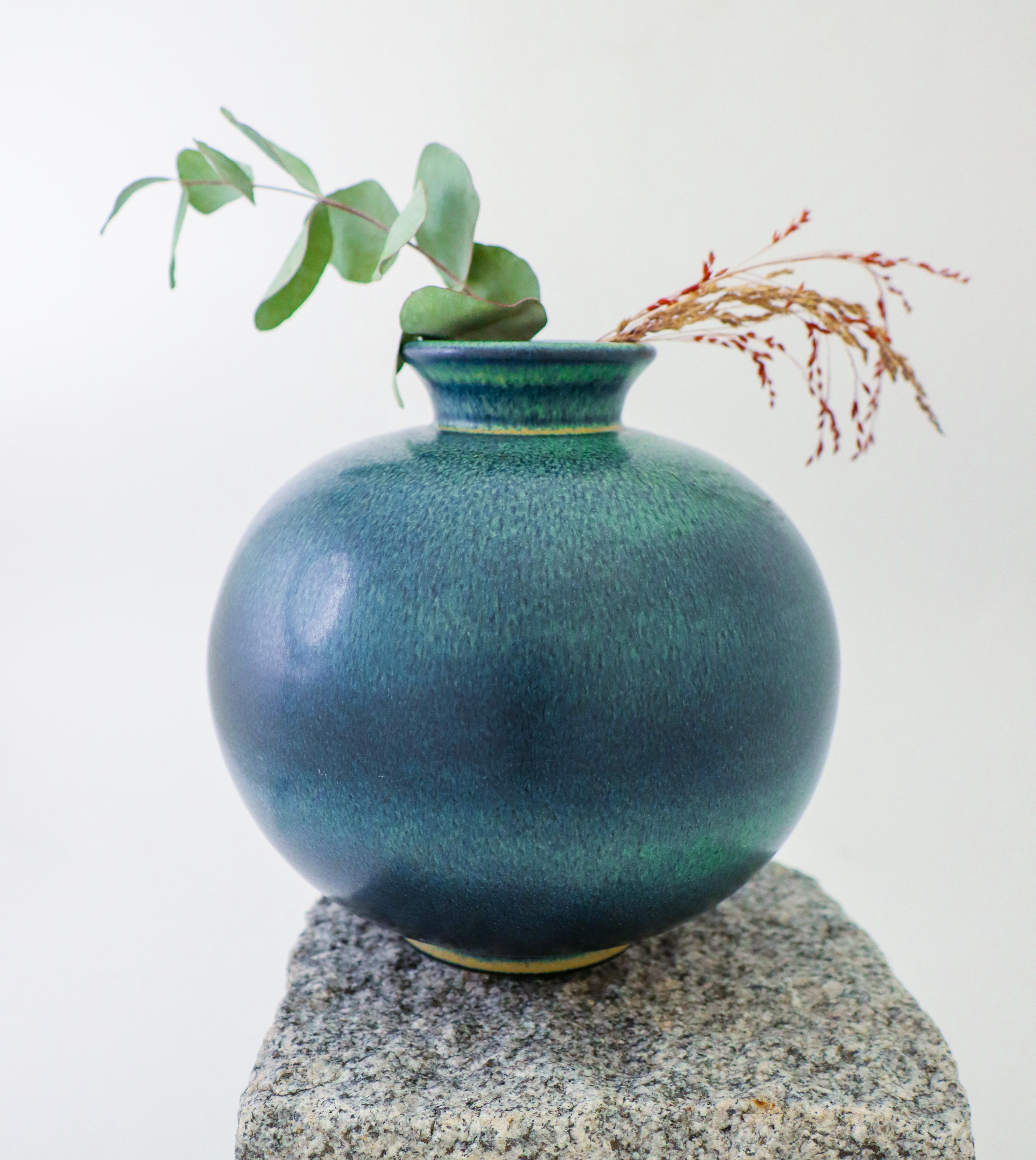 Blue & Green, Globose Ceramic vase - Gunnar Nylund - Rörstrand Mid 20th century For Sale 2