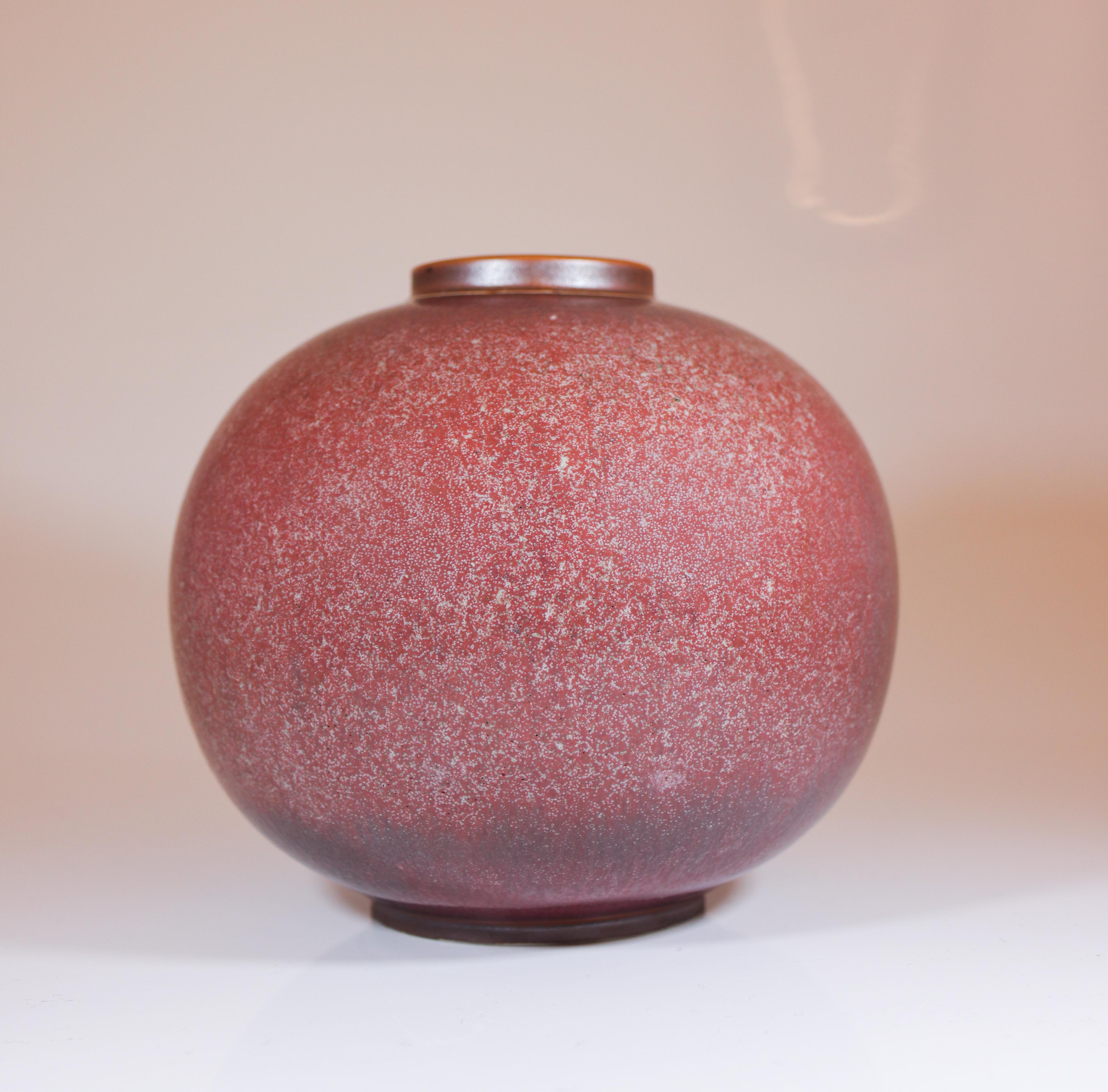 A stunning globose vase with a lovely glaze attributed to Gunnar Nylund at Rörstrand. The vase is not marked except from 3 stars below but it is a Rörstrand vase and it might be designed by Gunnar Nylund. This is probably a sample to try the glaze