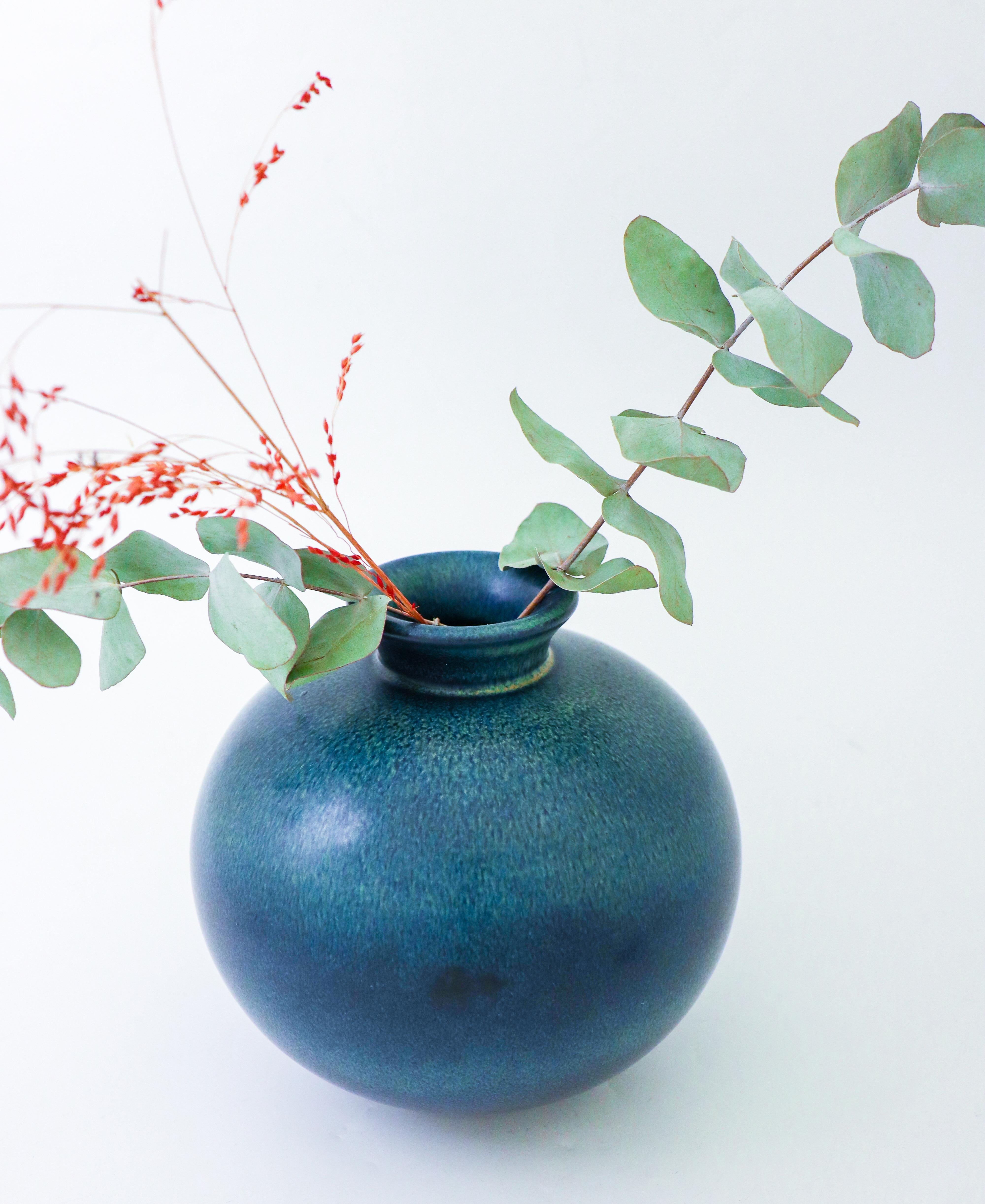 Blue & Green, Globose Ceramic vase - Gunnar Nylund - Rörstrand Mid 20th century In Excellent Condition For Sale In Stockholm, SE
