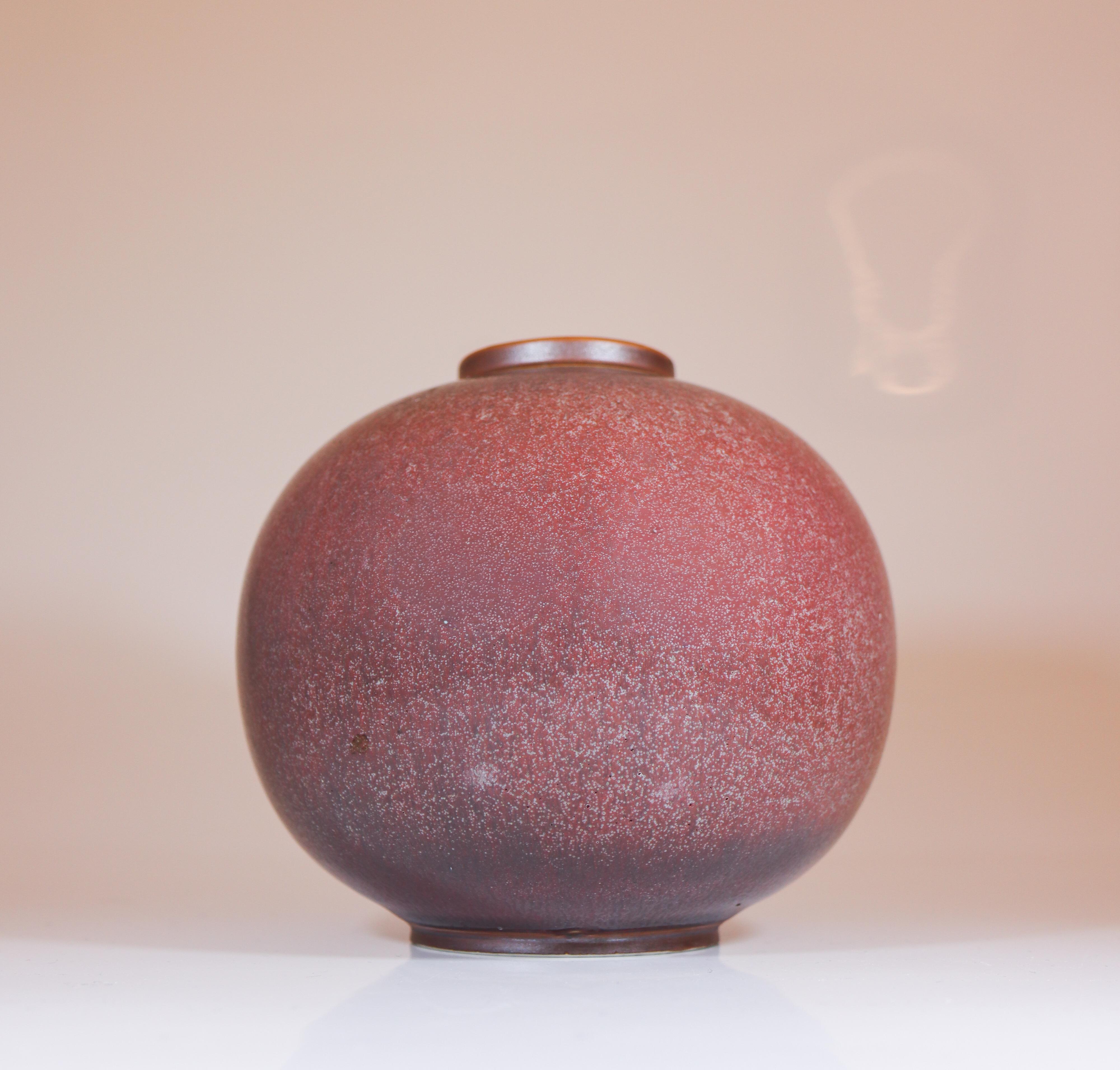 Stunning Red Stoneware Vase attributed to Gunnar Nylund Rörstrand In Excellent Condition For Sale In Stockholm, SE
