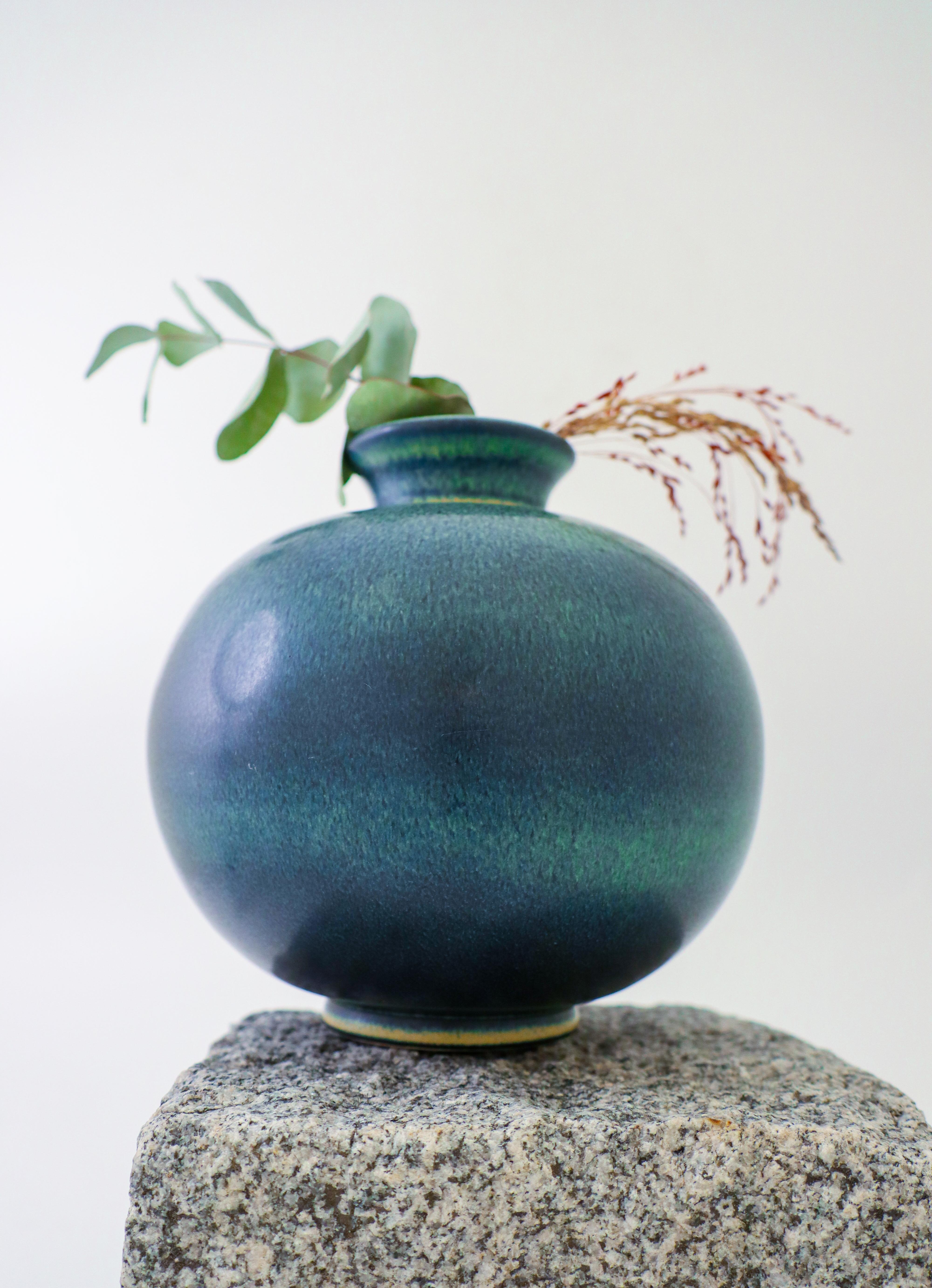Blue & Green, Globose Ceramic vase - Gunnar Nylund - Rörstrand Mid 20th century For Sale 1