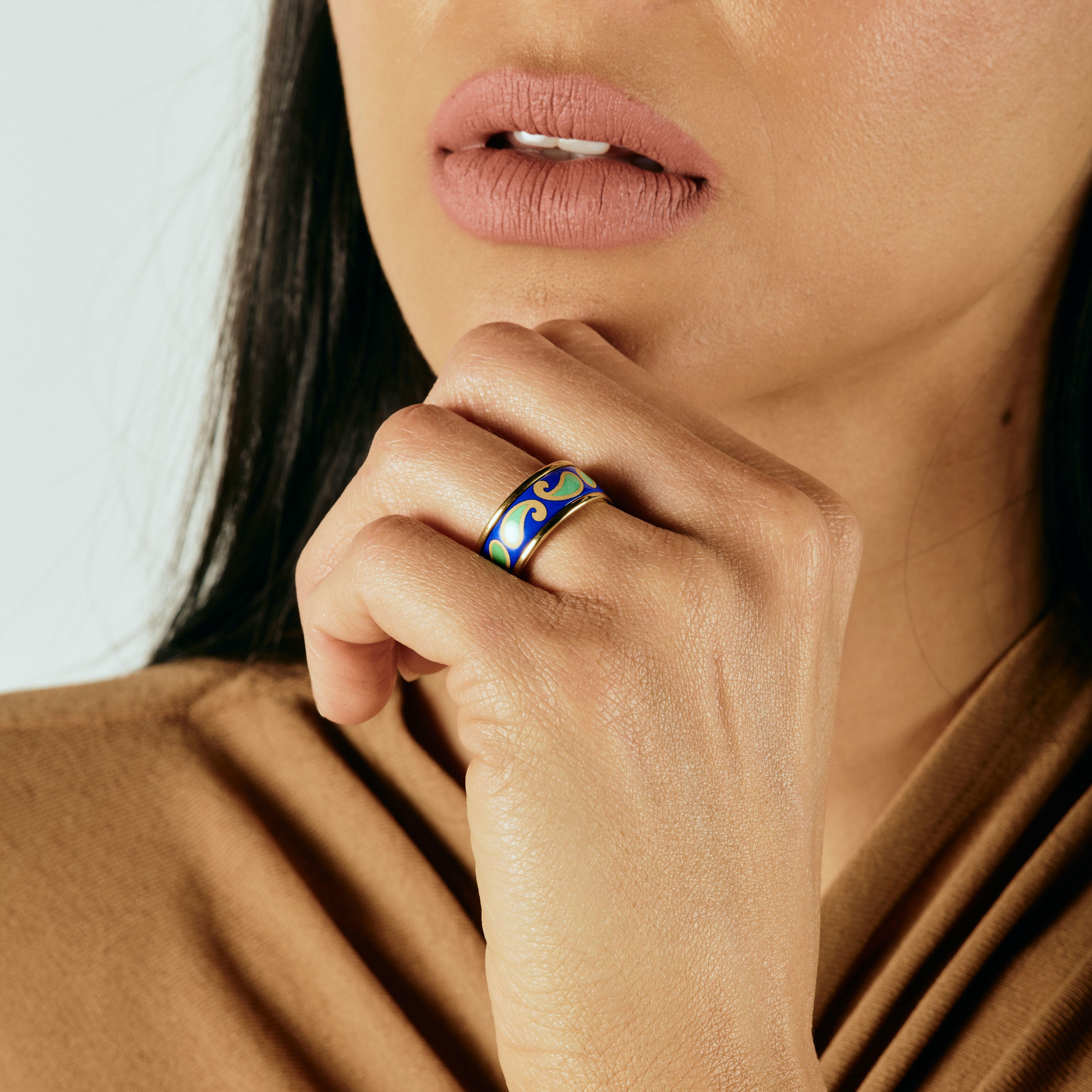 Wir stellen den Eternity Ring vor. Erleben Sie puren Luxus mit unseren Ringen aus 18k vergoldetem Edelstahl. Diese exquisiten Ringe, die von Hand mit fesselnder Feueremaille bemalt sind, sollen ein Statement setzen. Sie sind hypoallergen und