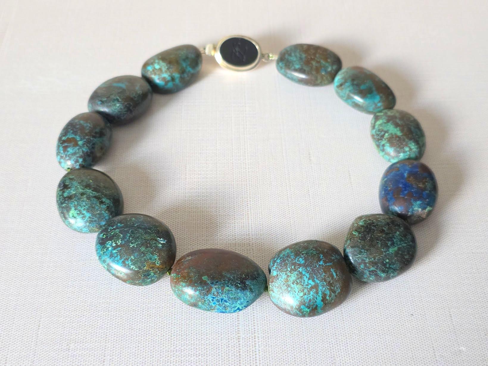 Die Länge der Kette beträgt 18 Zoll (45,7 cm). Die Größe der Perlen variiert zwischen 32 und 36 mm.
Erstaunlich echte Chrysokoll aus Arizona Copper Mine, nicht in irgendeiner Weise behandelt. Die schöne, glatte, matte Oberfläche dieser seltenen,