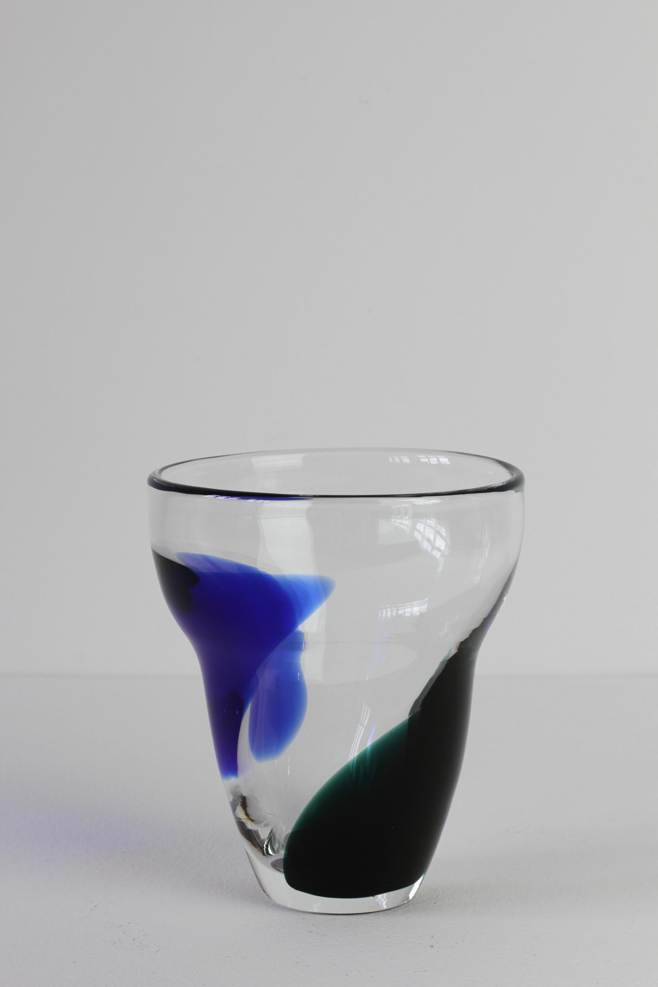 Blaue und grüne Patch-Vase, signiert von Wiktor Berndt für Flygsfors, Schweden, 1958 (Geblasenes Glas) im Angebot