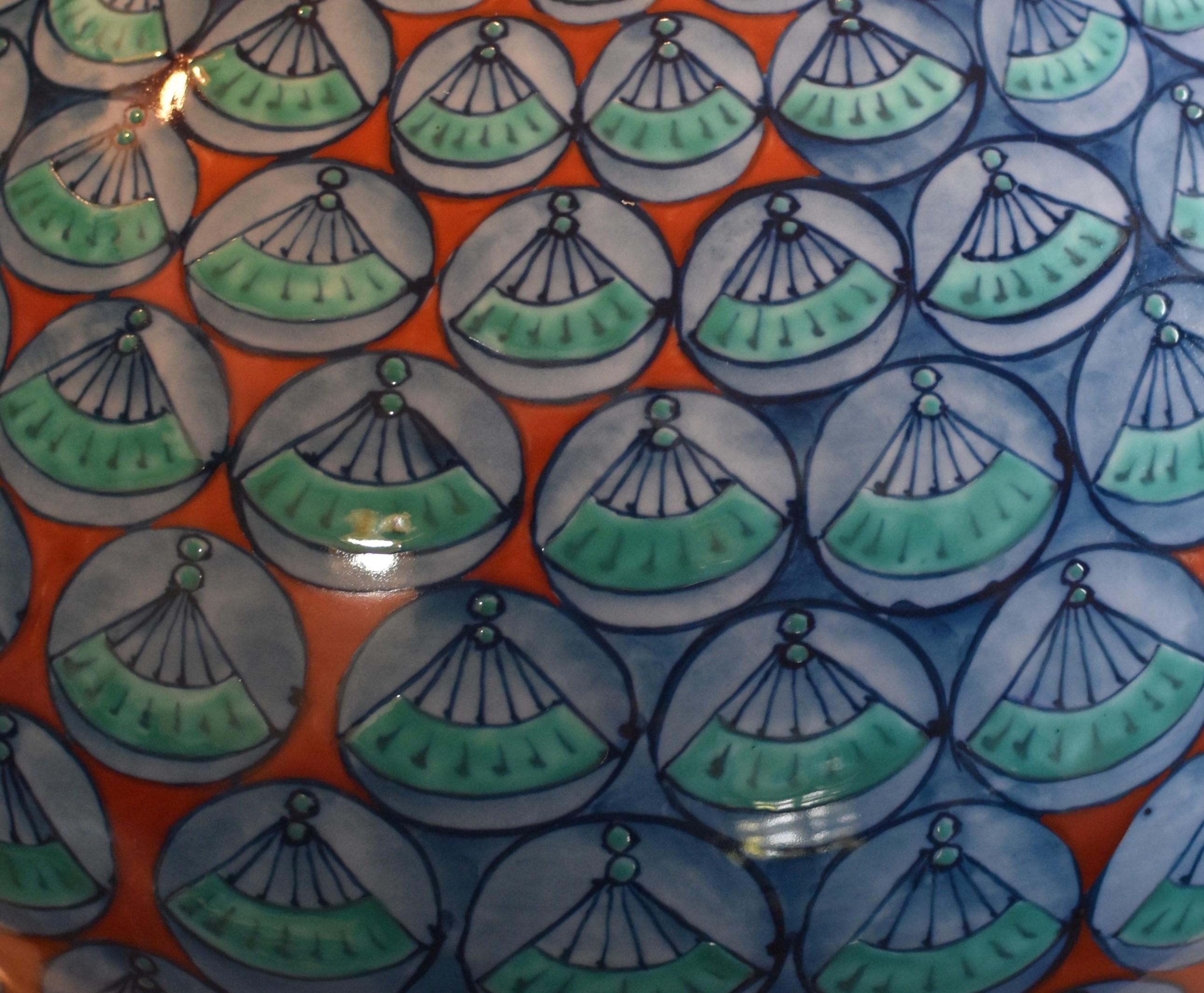 Rare vase/centre de table en porcelaine décorative contemporaine japonaise peinte à la main en bleu, rouge vif et vert, un chef-d'œuvre d'un maître porcelainier primé et largement acclamé de la région d'Imari-Arita au Japon. Cet artiste a reçu de