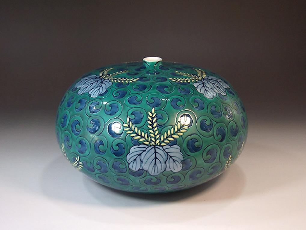 Zeitgenössische dekorative japanische Porzellanvase, handbemalt in Grün, Rot und Blau, in einer attraktiven Form Porzellankörper in einem atemberaubenden 
