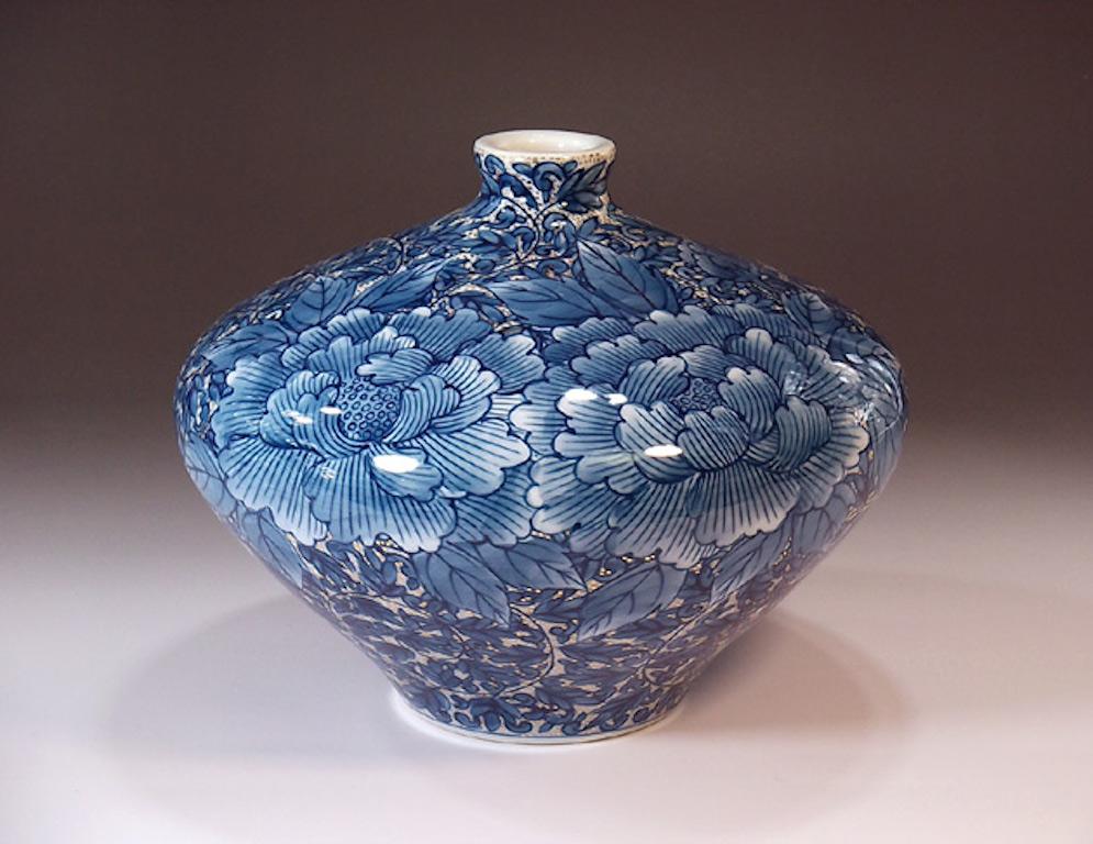 Vase aus blauem, grünem und rotem Porzellan des japanischen zeitgenössischen Künstlers (Handbemalt) im Angebot