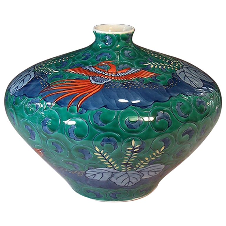 Vase en porcelaine bleu, vert, rouge, par un maître artiste contemporain japonais
