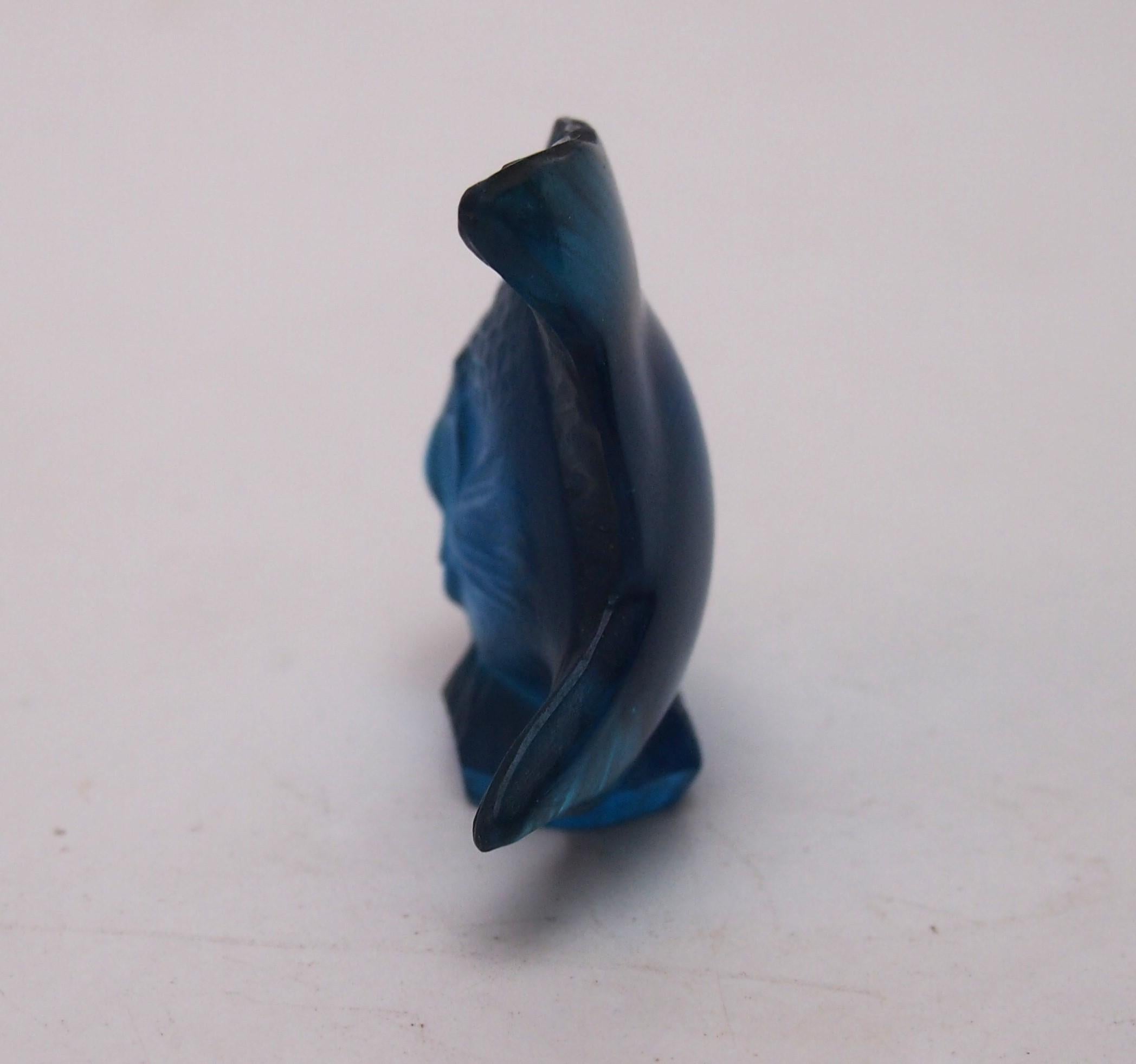 Super rare Poisson Cachet en verre bleu vert de René Lalique, conçu pour la première fois en 1913. Cet exemplaire date du début des années 1920. L'une des pièces les plus célèbres conçues et produites par René Lalique - et toujours en production