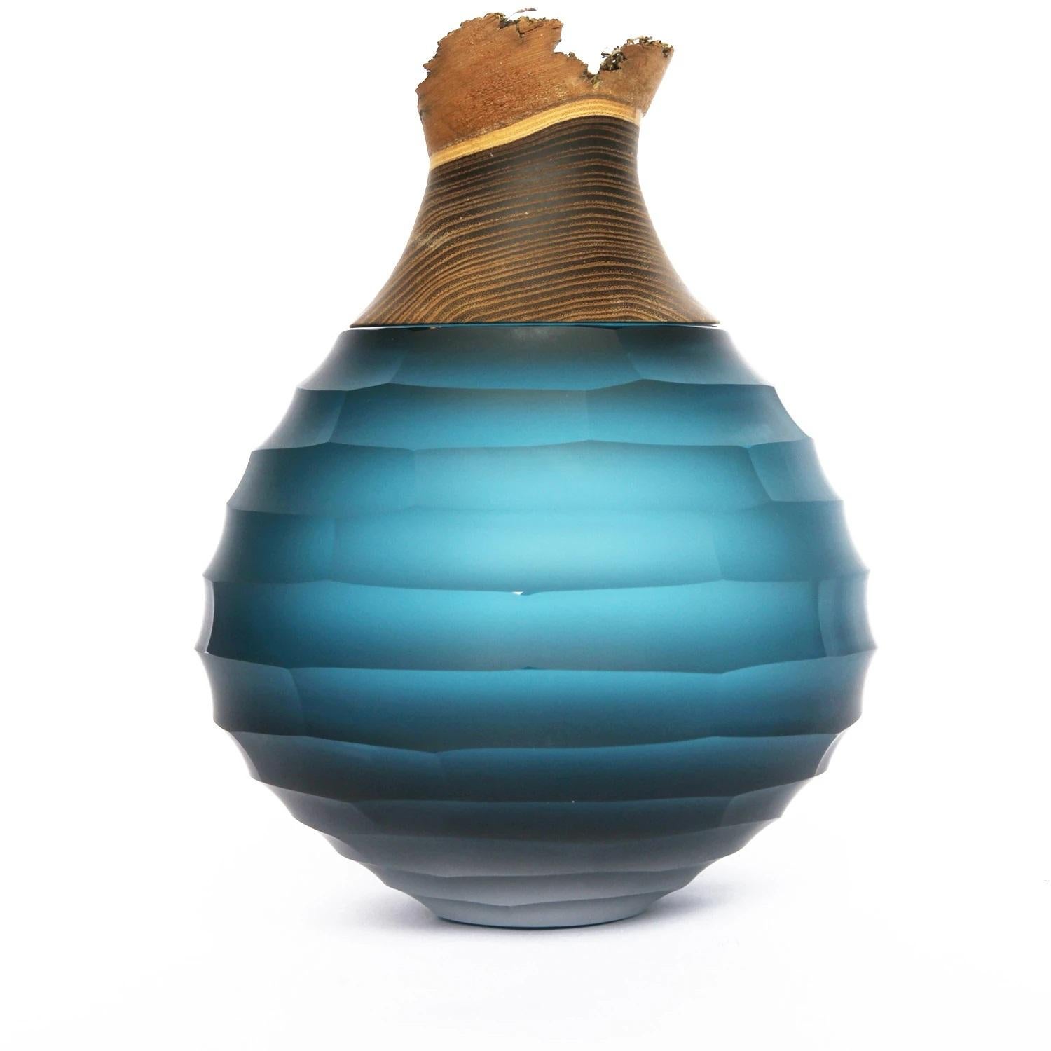 Vaso impilabile con scultura verde blu, Pia Wüstenberg.
Dimensioni: D. 23 x H. 30.
Materiali: vetro tagliato, Wood.
Disponibile in altri colori.

Un vaso impilabile con grandi tagli a ruota di diamante sovrapposti che vanno dal grezzo al