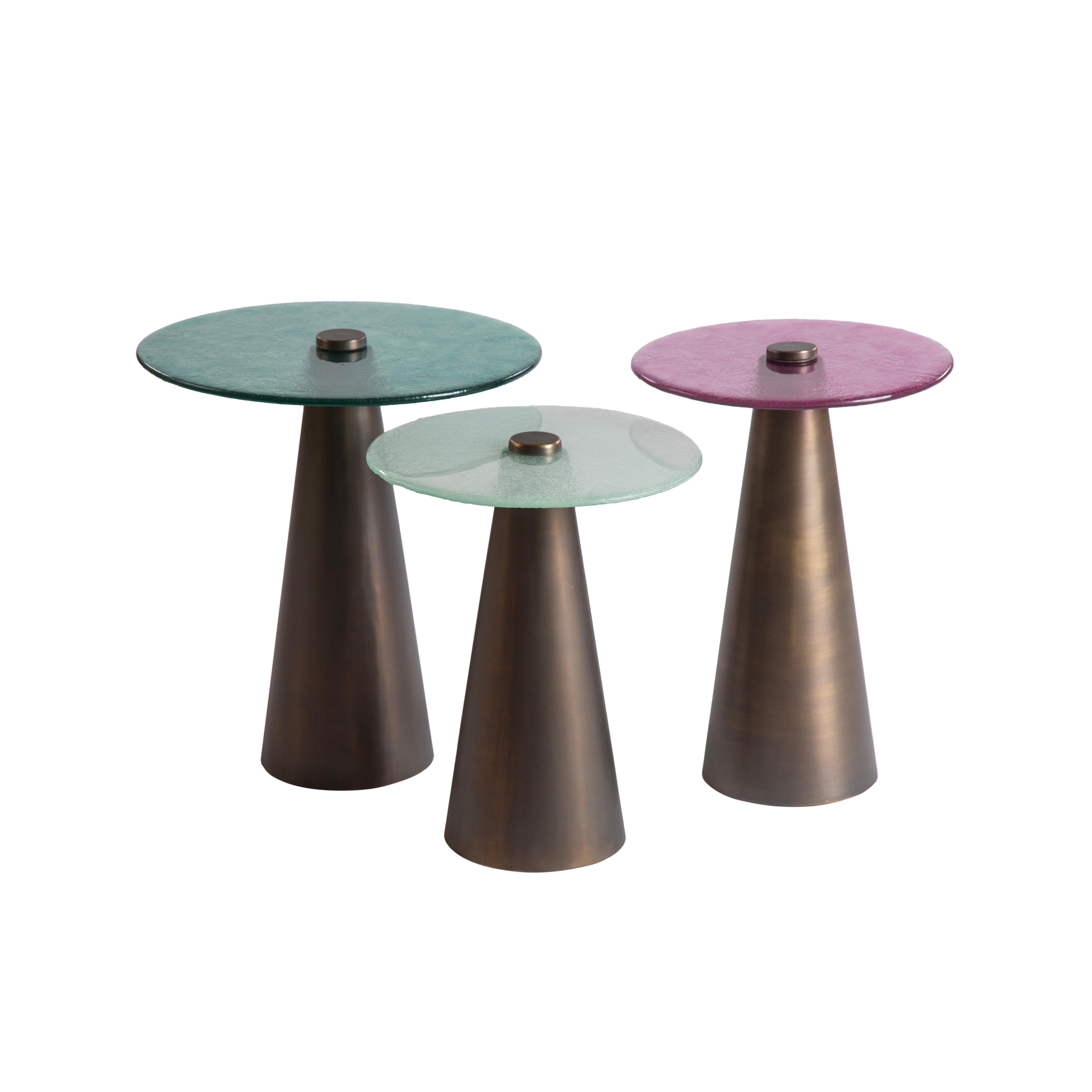 Ensemble de tables d'appoint bleues et vertes avec verre soufflé à la main monté sur des cônes en laiton en vente 2
