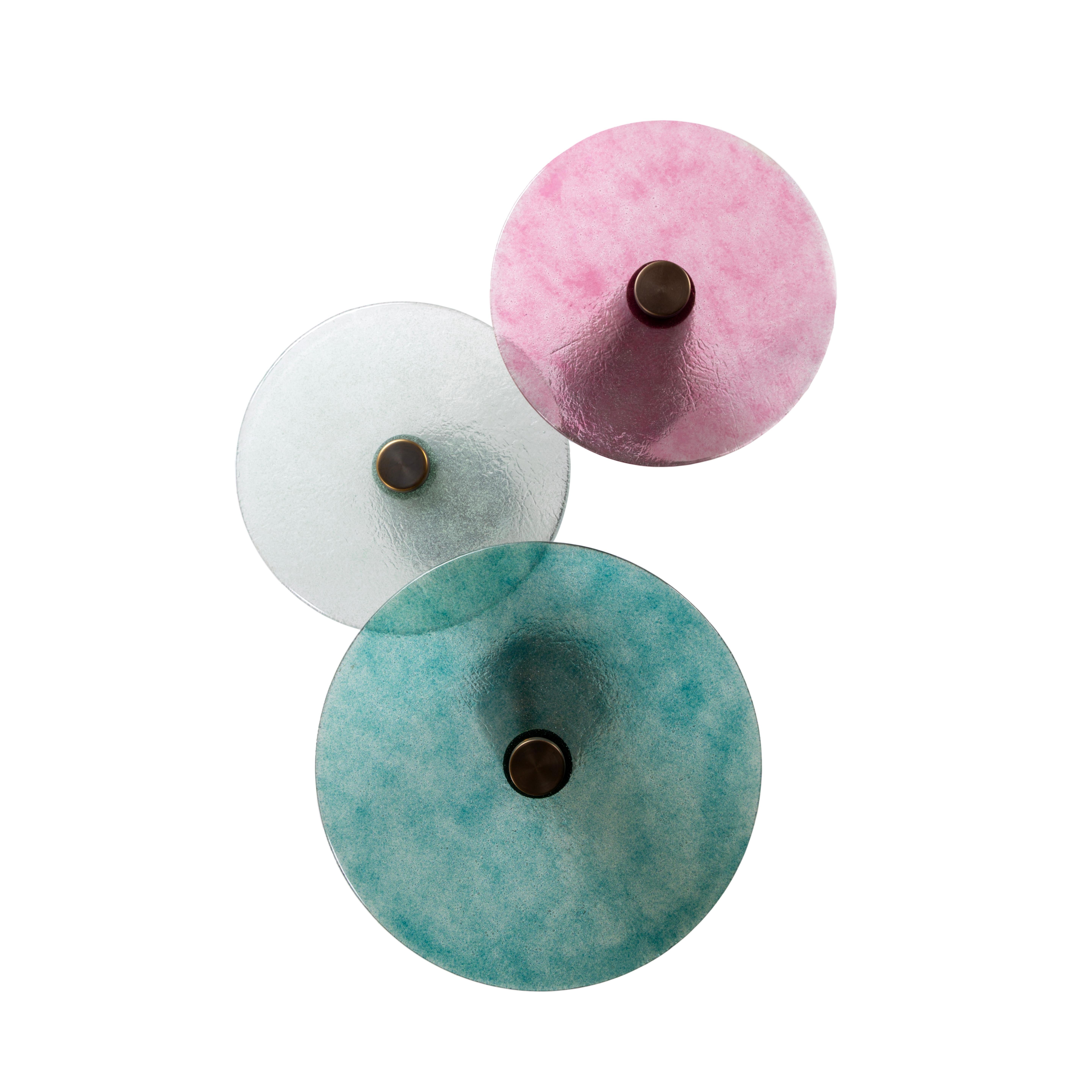 Ensemble de tables d'appoint bleues et vertes avec verre soufflé à la main monté sur des cônes en laiton en vente 1