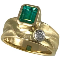 Blue Green Tourmaline 18 Karat Yellow Gold Texture Gold Ring with White Diamond