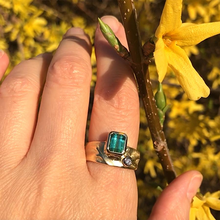 Contemporary Blue Green Tourmaline 18 Karat Yellow Gold Texture Gold Ring with White Diamond For Sale