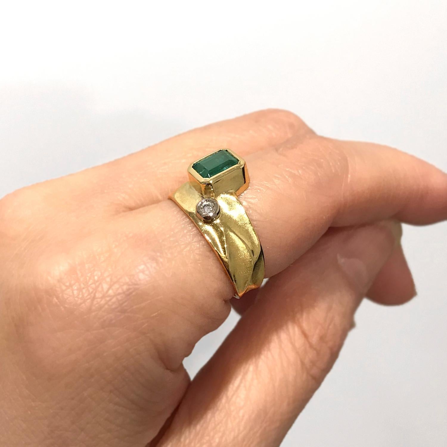 Emerald Cut Blue Green Tourmaline 18 Karat Yellow Gold Texture Gold Ring with White Diamond For Sale