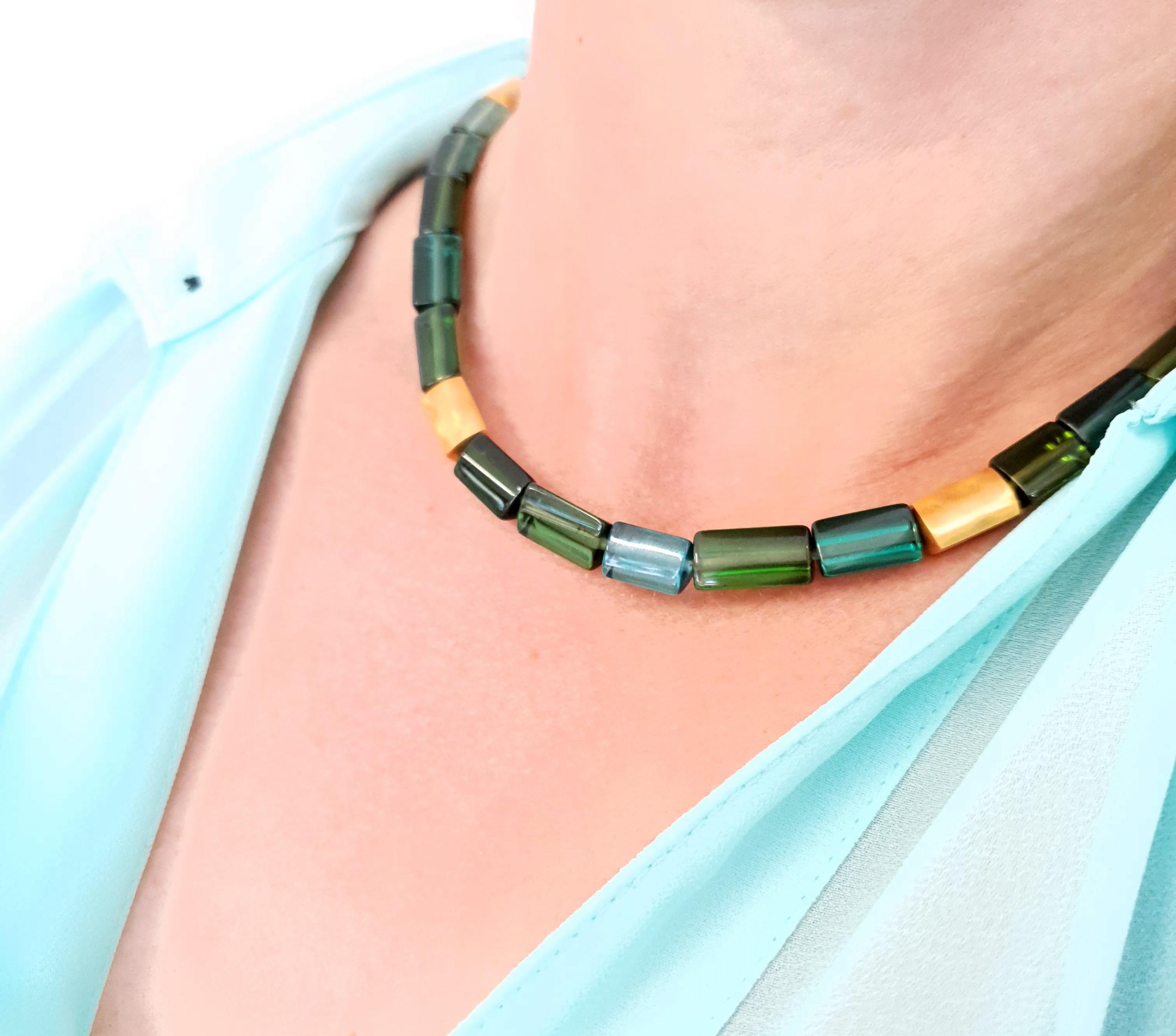 Blue Green Tourmaline Crystal Beaded Necklace with 18 Carat Mat Yellow Gold In New Condition In Kirschweiler, DE