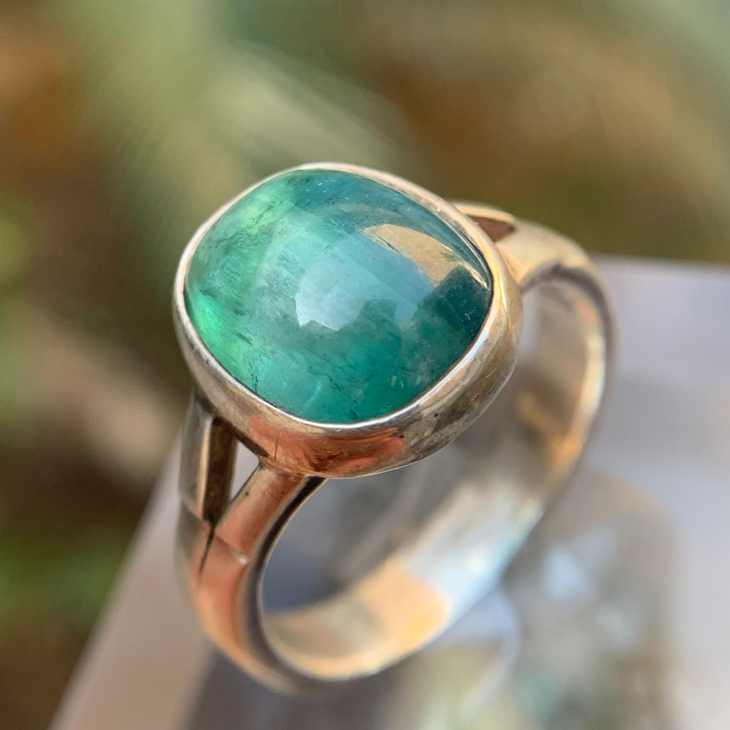Anello fatto a mano con gemma di tormalina naturale verde blu - taglio cabochon in un'elegante montatura d'argento 925!!!

💎 TIPO DI GEMMA: Tormalina
⚖️  PESO DELL'ANELLO: 5,67 grammi
💍  MISURA DELL'ANELLO: 8,5 US
FORMA E TAGLIO DELLA PIETRA 🪚: