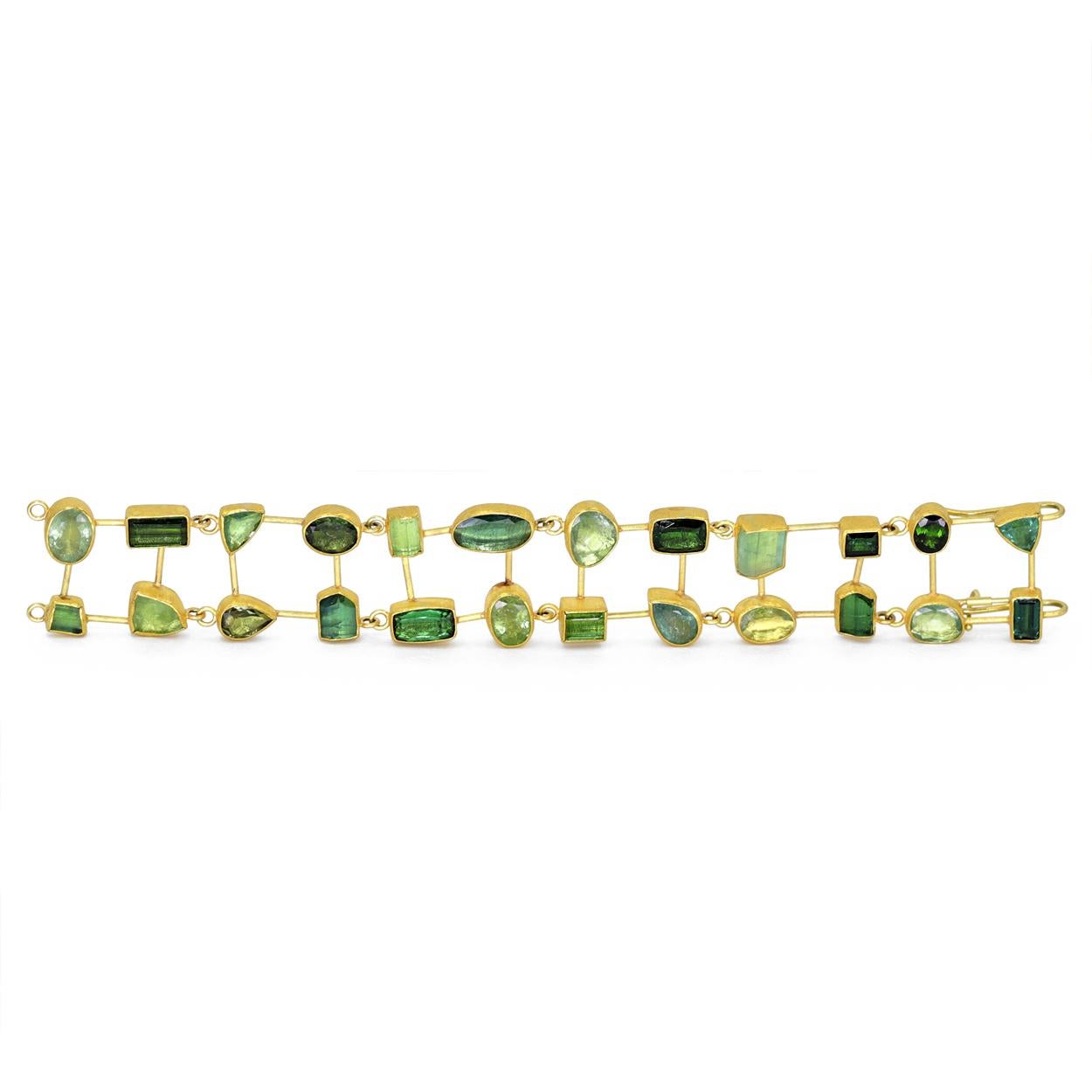 Un chef-d'œuvre unique pour le poignet, créé par la célèbre joaillière Petra Class, entièrement réalisé à la main en or jaune 22 carats, avec 54,0 carats de tourmaline allant du vert profond au bleu doux, à facettes ou brutes. Chaque pierre