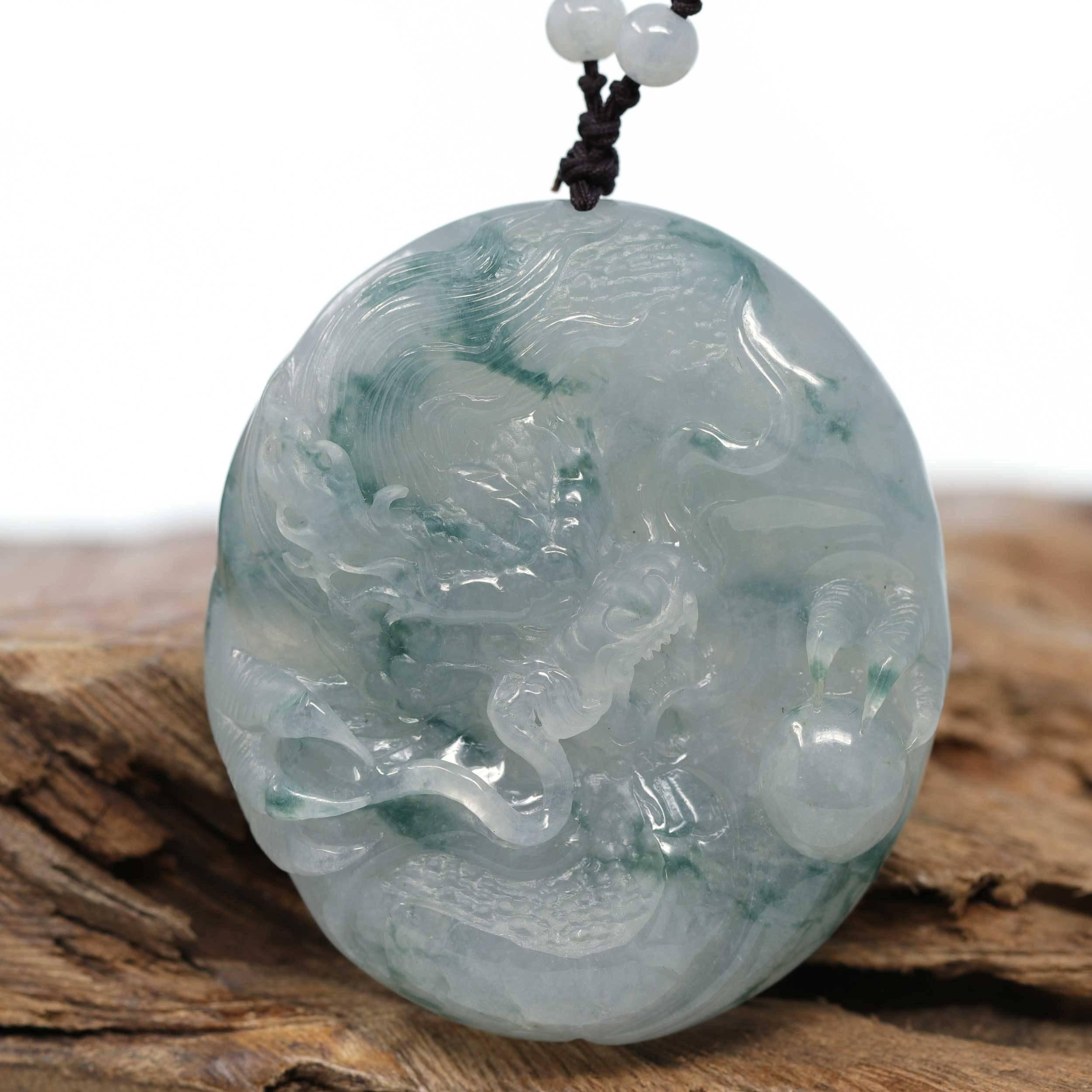 Pendentif en jadéite birmane bleu-vert non traitée de type « dragon qui tombe » avec collier en jade Unisexe en vente