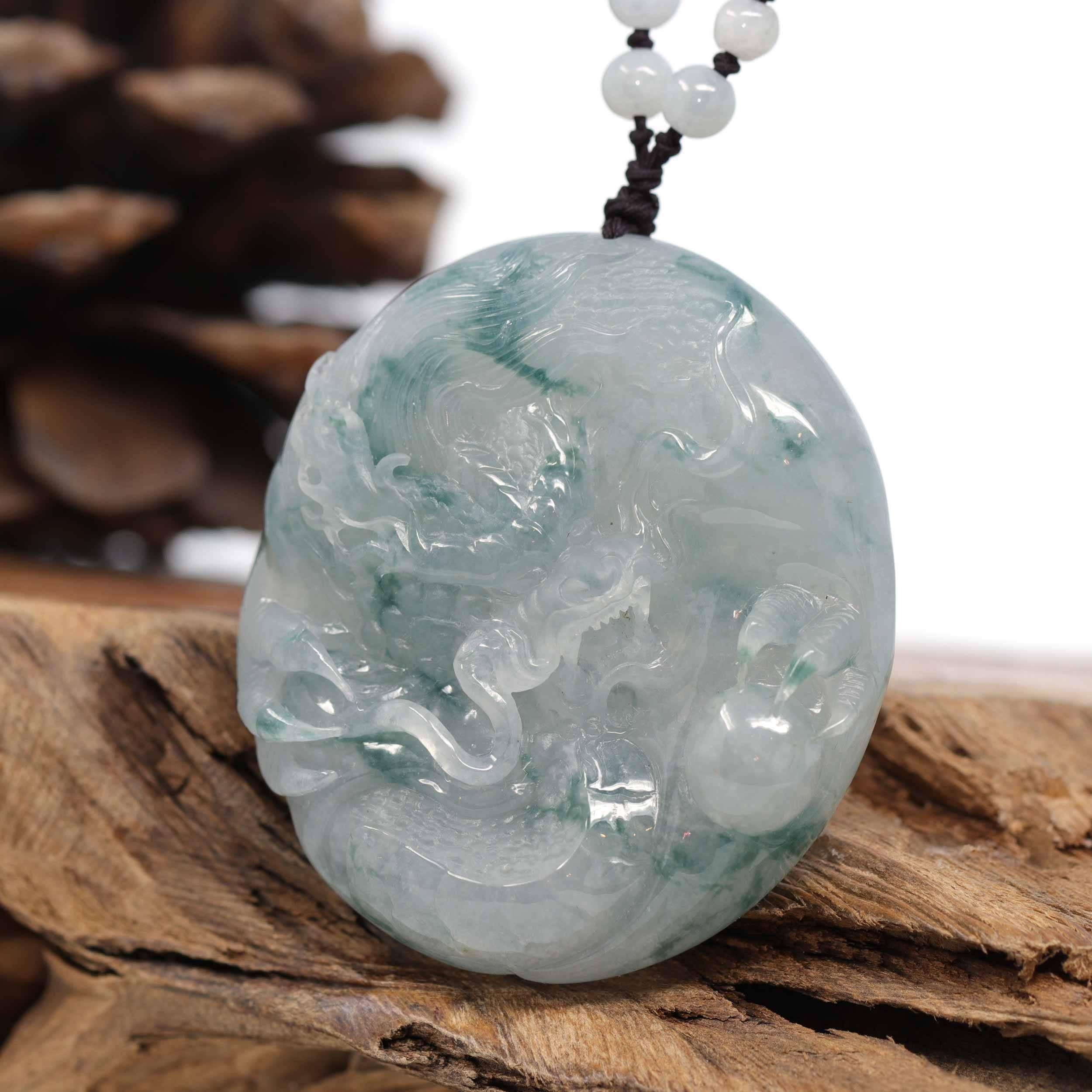 Pendentif en jadéite birmane bleu-vert non traitée de type « dragon qui tombe » avec collier en jade en vente 1