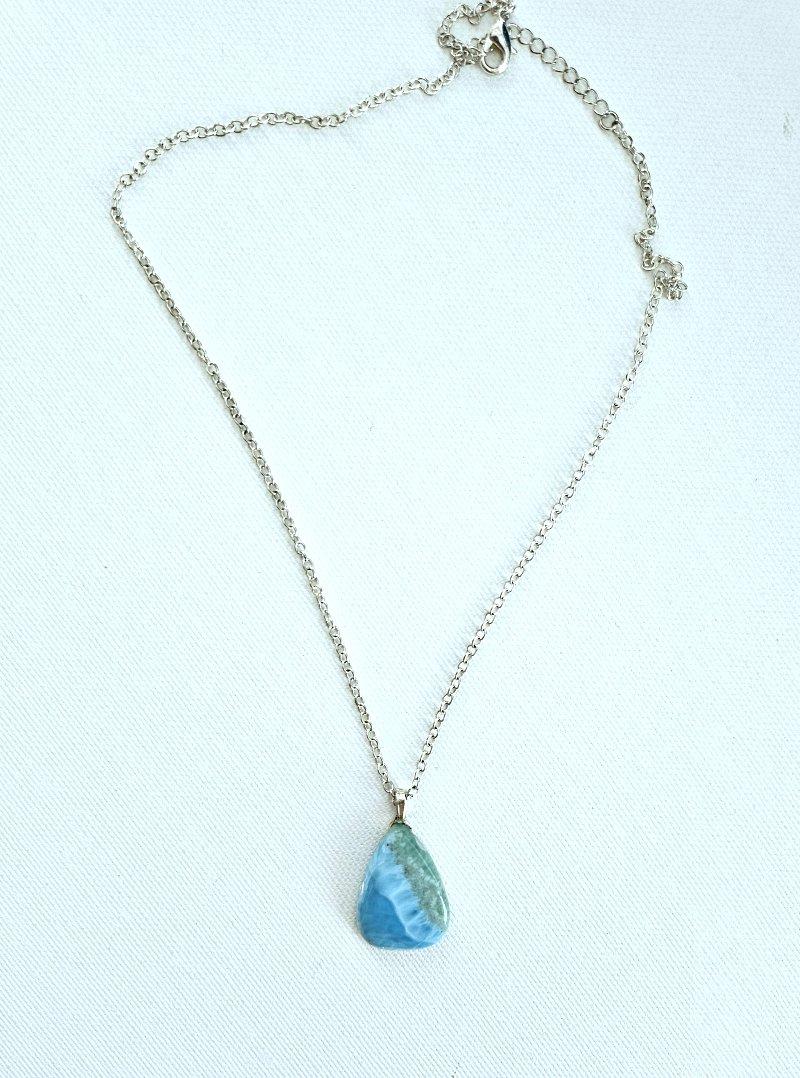 Blue, Green, & White Semiprecious Stone Pendant Necklace Moderno de mediados de siglo en venta