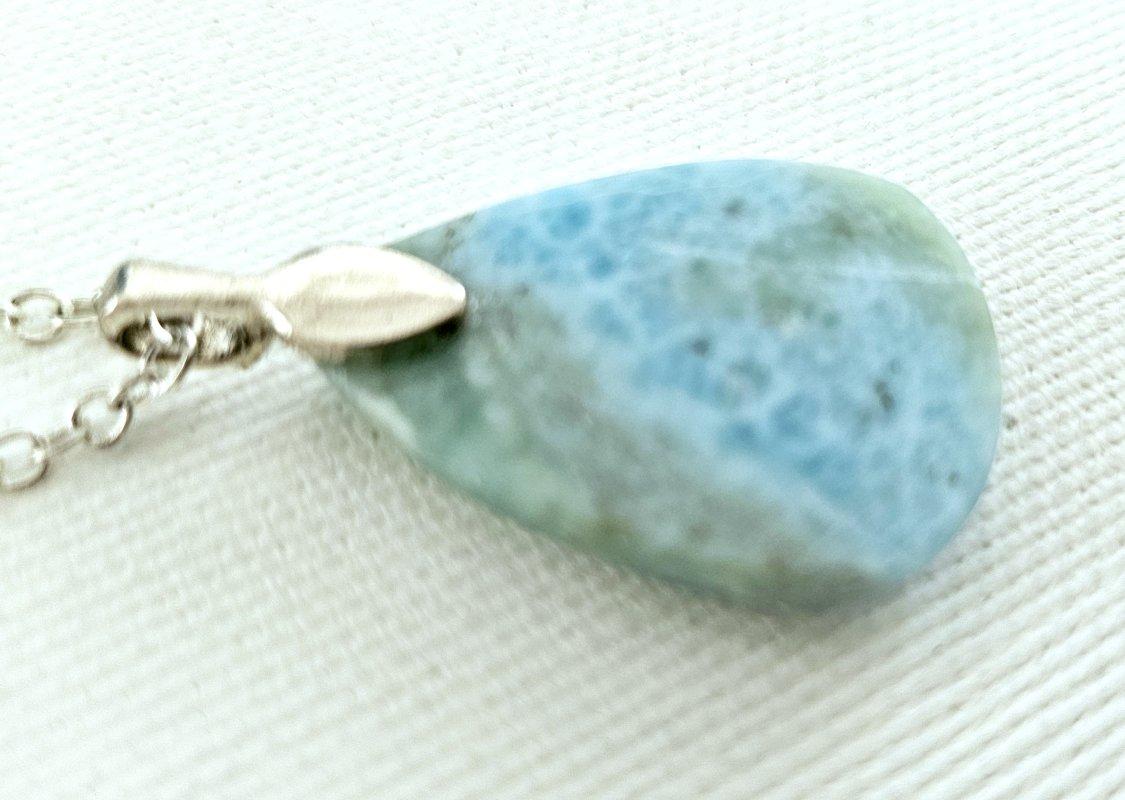 Blue, Green, & White Semiprecious Stone Pendant Necklace Desconocido en venta