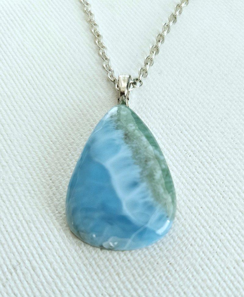 Blue, Green, & White Semiprecious Stone Pendant Necklace en Bueno estado para la venta en Warrenton, OR
