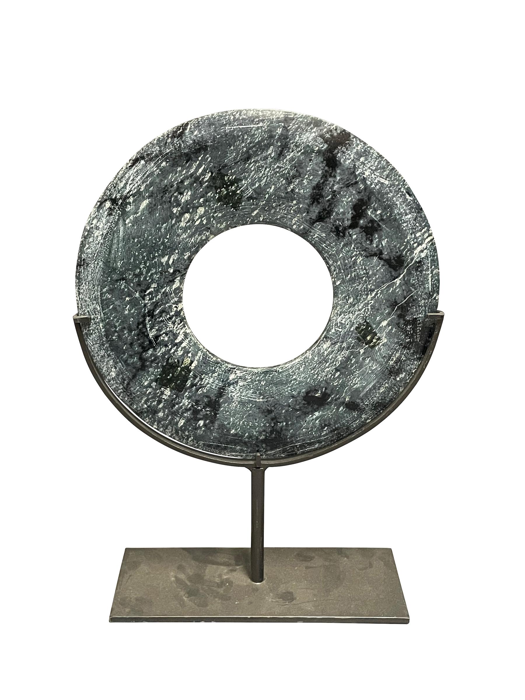 Ensemble chinois contemporain de deux disques en pierre de jade bleu/gris et noir sur des supports en métal.
Un disque mesure 10d  x  14h       mesures du stand   9  x  3.5
Un disque mesure  8d  x   11h        mesures du stand   5  x  2
La façade en