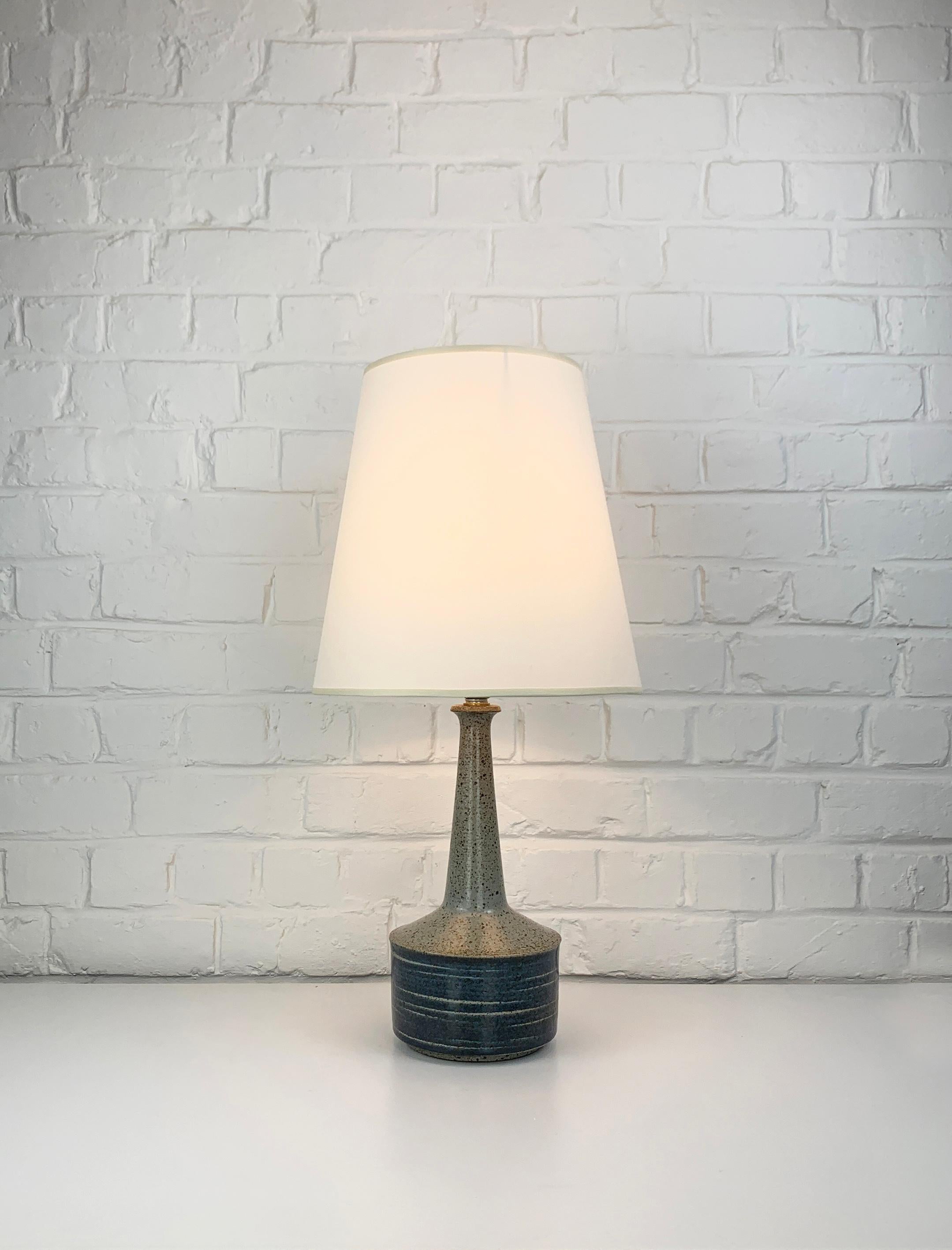 Table lamp model DL44 produced by Palshus (Denmark). 

The lamp base is finished with a blue and grey glaze. The chamotte clay gives a natural and living surface. It is signed under the base (PLS for Per Linnemann-Schmidt).

Palshus has been founded
