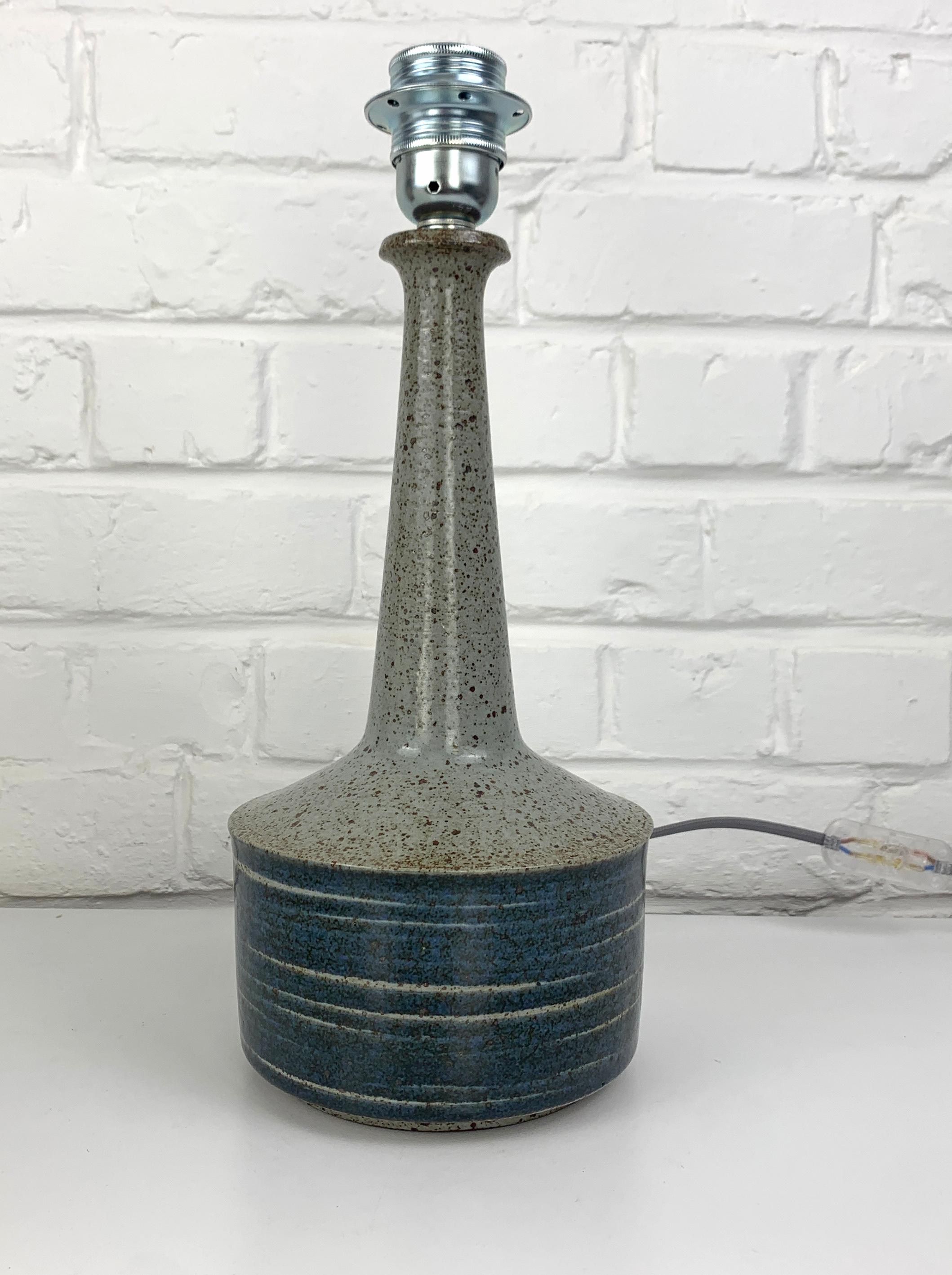 Blau-graue Keramik-Tischlampe Palshus Dänemark Steingut Linnemann-Schmidt im Angebot 2