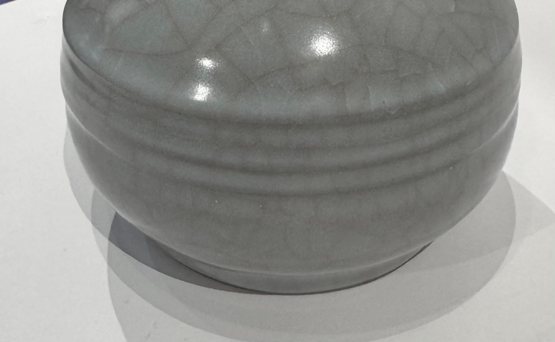 Cinese Vaso a collo d'imbuto con smalto craquelé blu/grigio, Cina, Contemporaneo in vendita