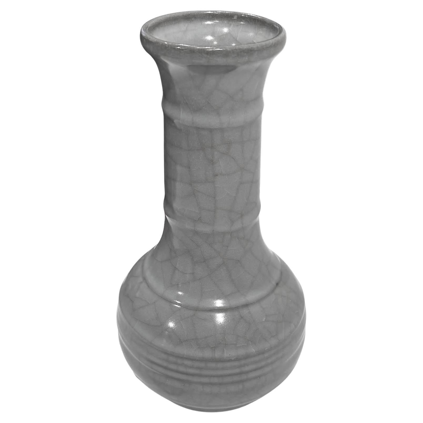 Vaso a collo d'imbuto con smalto craquelé blu/grigio, Cina, Contemporaneo