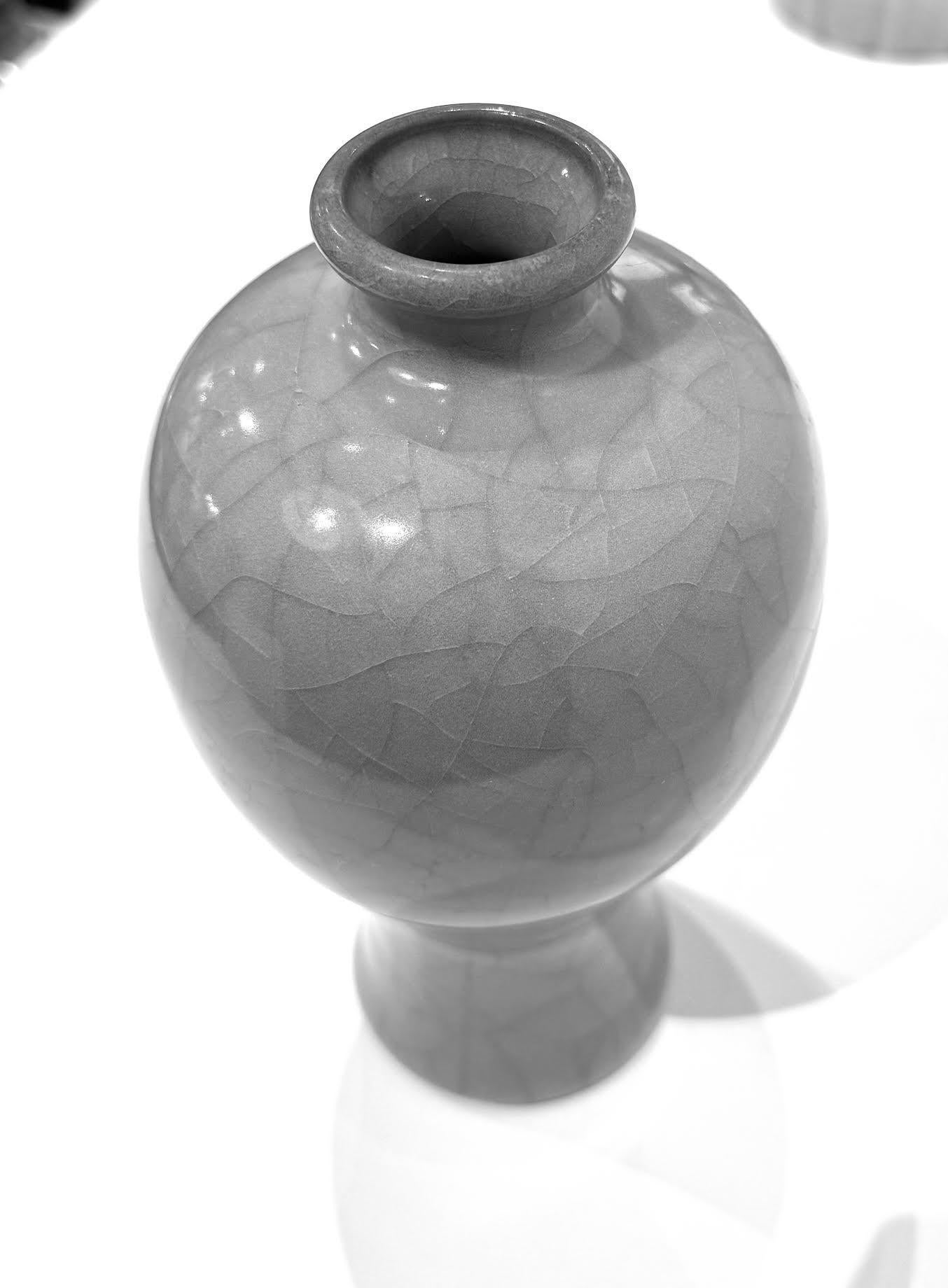 Cinese Vaso a forma di tulipano con smalto craquelé blu/grigio, Cina, Contemporaneo in vendita