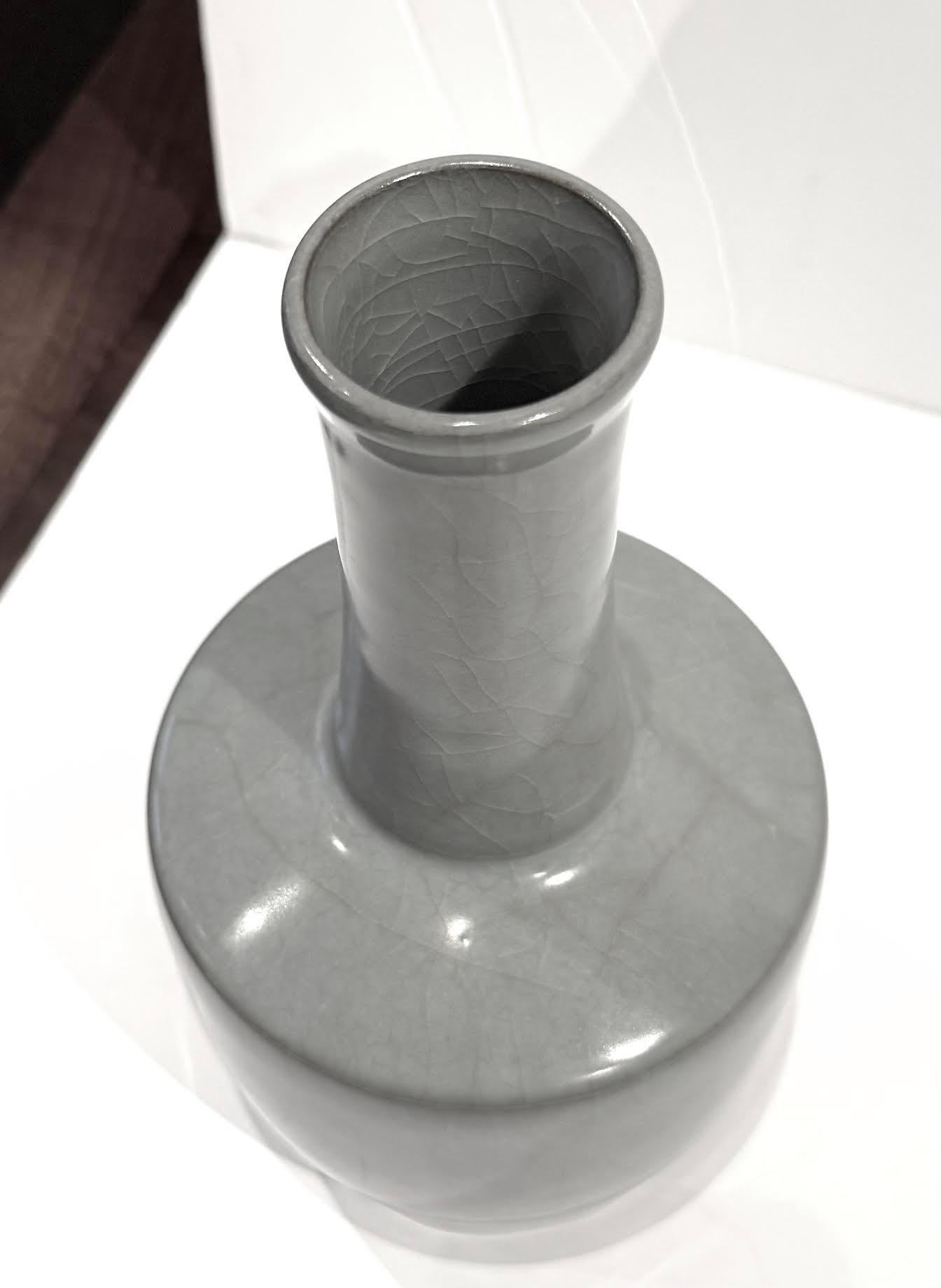 Vaso cinese contemporaneo smaltato in blu/grigio crepla.
Forma della bottiglia.
Fa parte di un'ampia collezione di vasi blu/grigio smaltati a crepe.