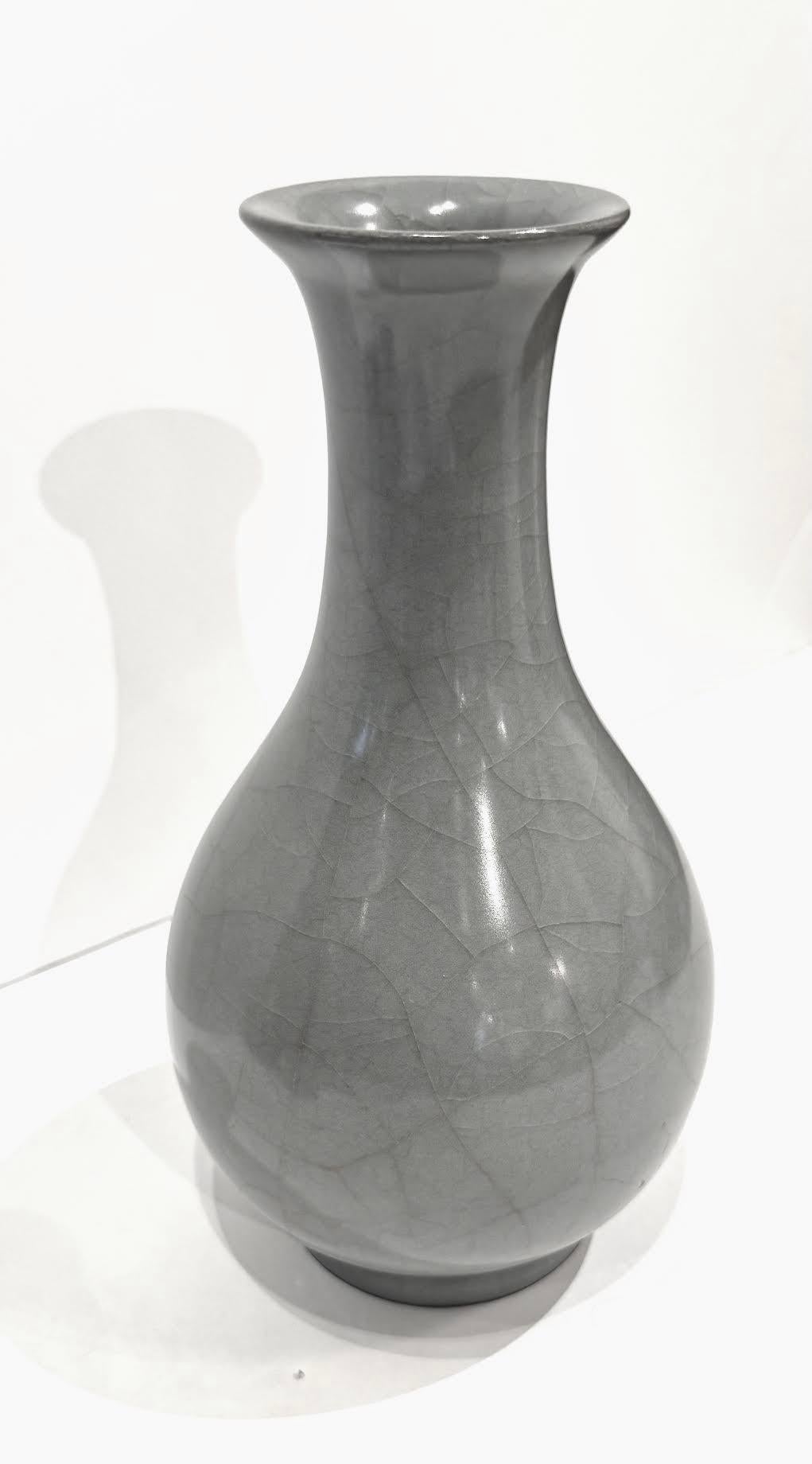 Vaso cinese contemporaneo smaltato in blu/grigio crepla.
Forma classica.
Fa parte di un'ampia collezione di vasi blu/grigio smaltati a crepe.