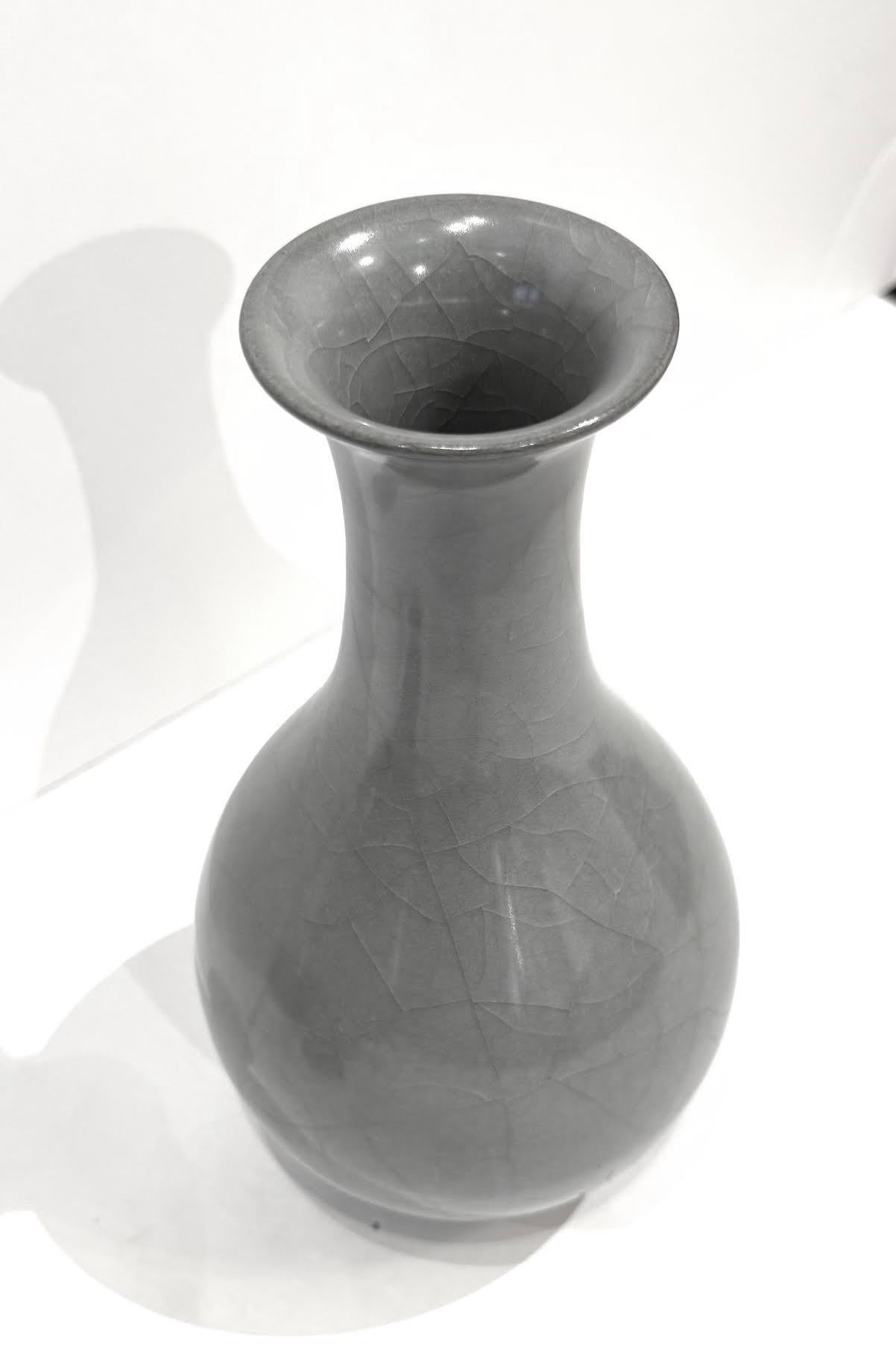 Vaso di forma classica smaltato a crepe blu/grigio, Cina, Contemporaneo In condizioni Nuovo in vendita a New York, NY