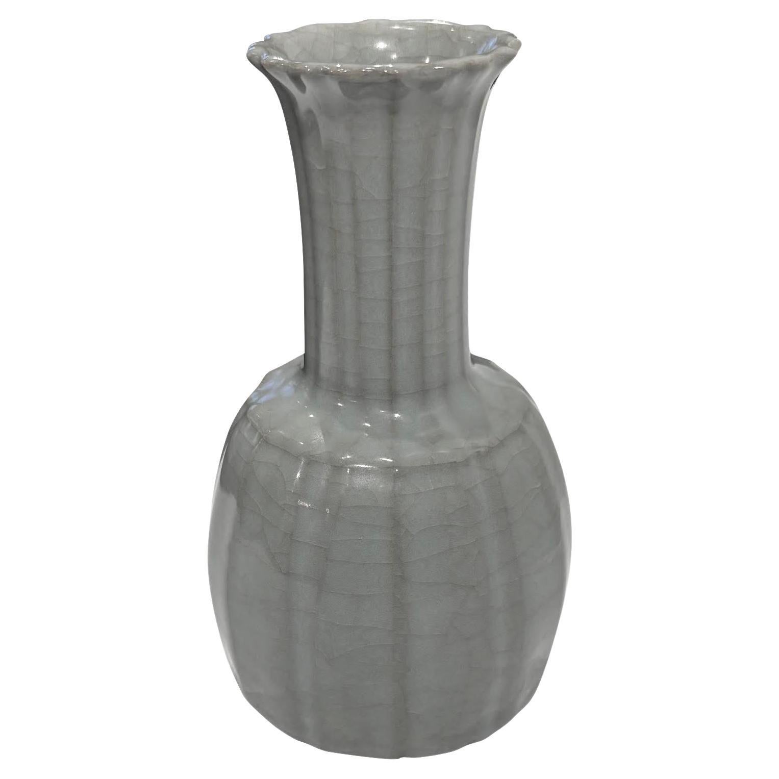 Vaso cinese contemporaneo smaltato in blu/grigio crepla.
Parte superiore scanalata, parte inferiore variegata.
Fa parte di un'ampia collezione di vasi blu/grigio smaltati a crepe.